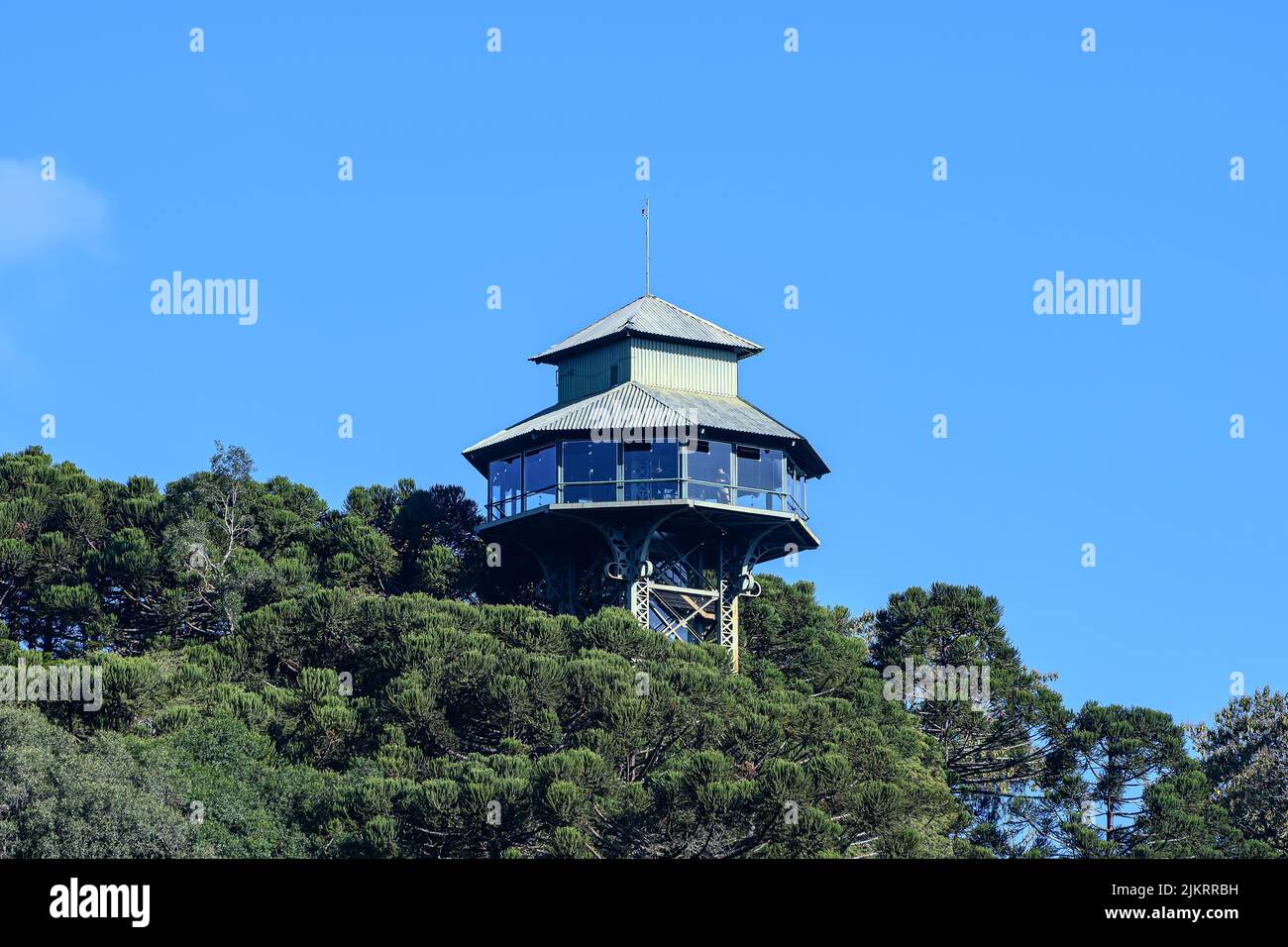 Canela, RS, Brasilien - 20. Mai 2022: Erhöhte Plattform der Ökologischen Sternwarte des Parque do Caracol Parks. Stockfoto