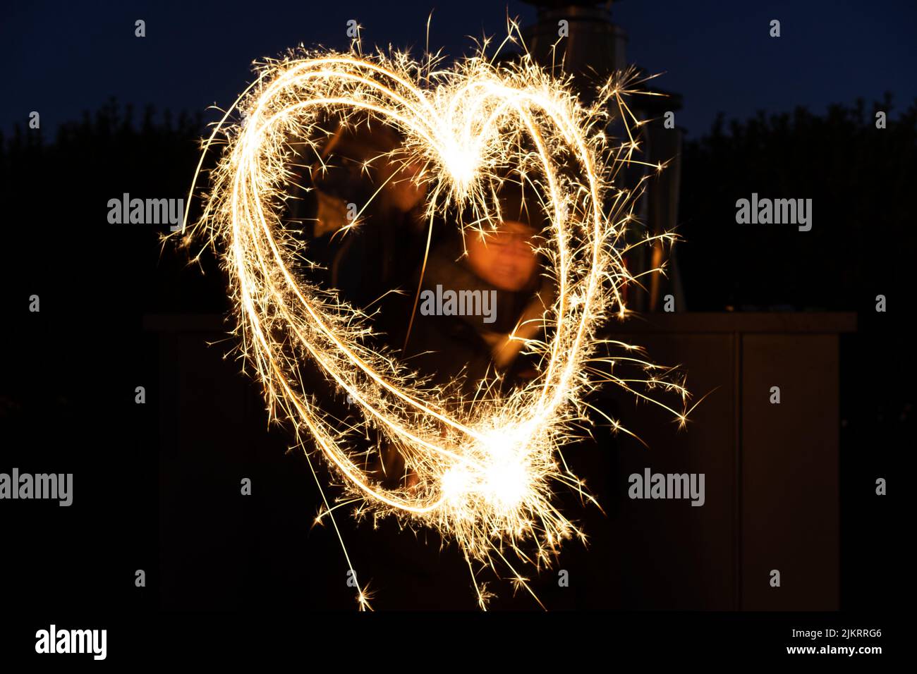 Herz-Schild-Licht mit Sparkler bemalt Stockfoto