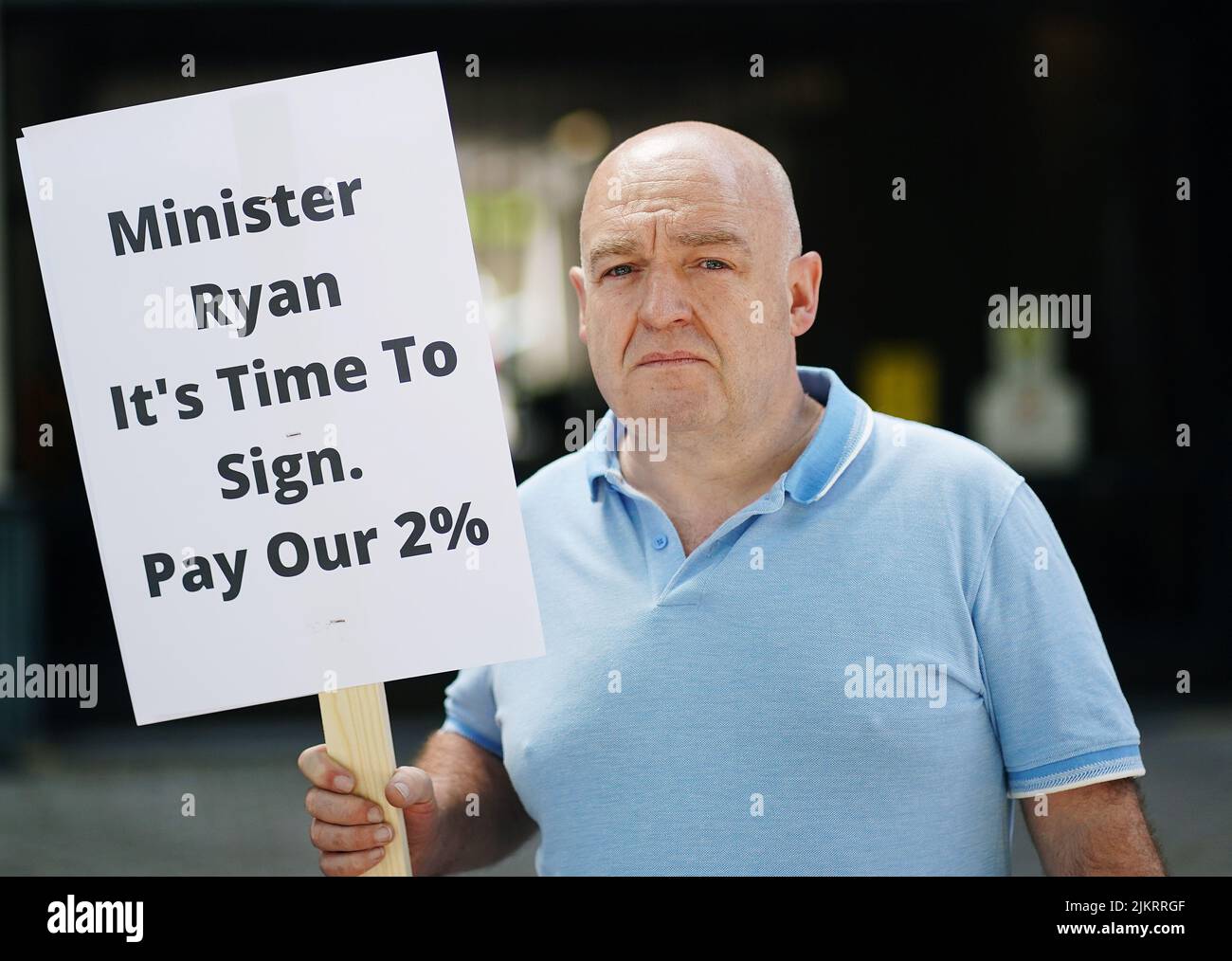 Bernard Clarke, Vertreter der unabhängigen Gewerkschaft der Arbeitnehmer und Postarbeiter, tritt einer Post-Pensionäre bei, die vor dem Ministerium für Umwelt, Klima und Kommunikation in Dublin protestieren, um zu fordern, dass Minister Eamon Ryan sofort eine Gehaltserhöhung von 2 % unterschreibt. Bilddatum: Mittwoch, 3. August 2022. Stockfoto