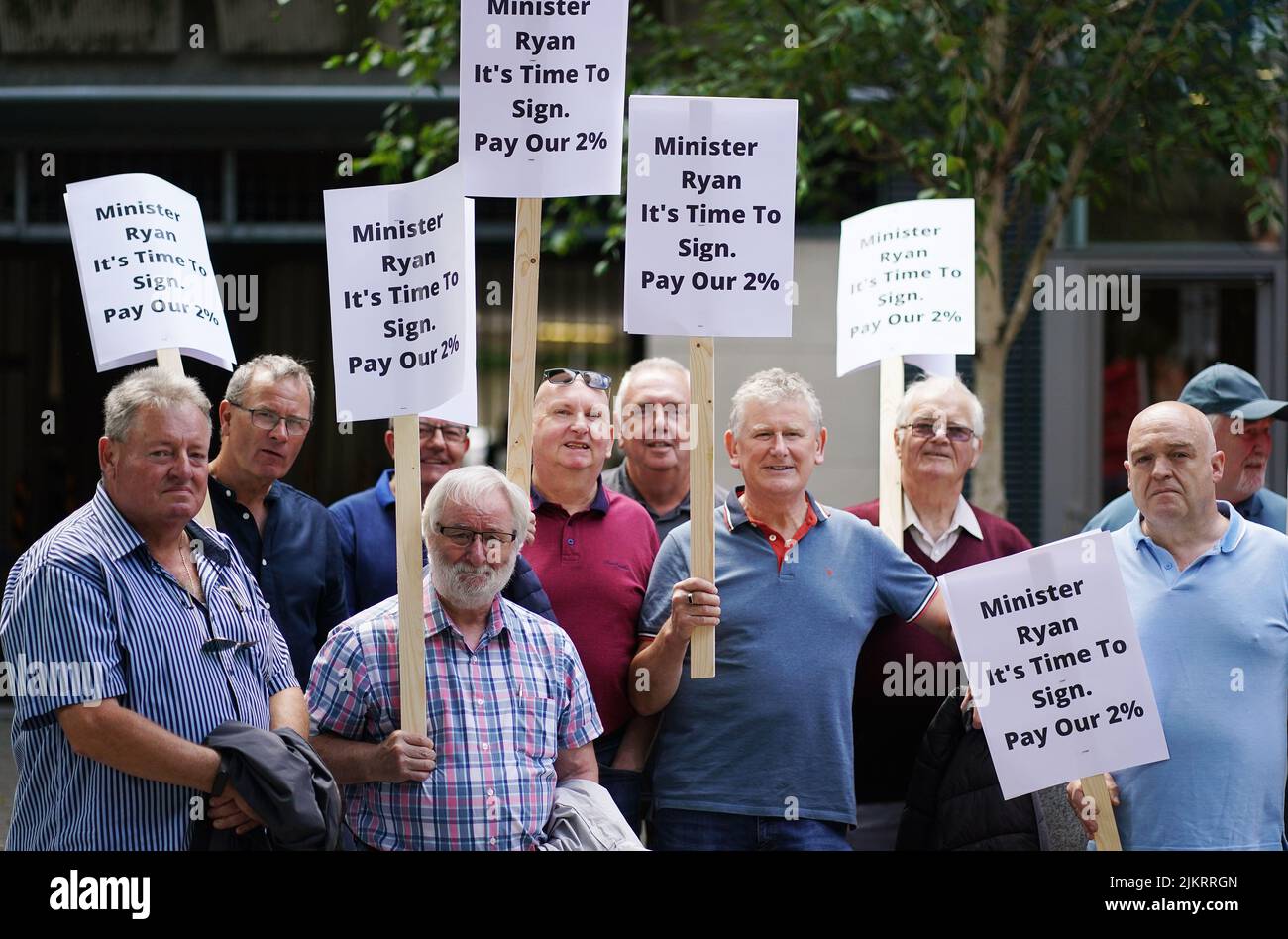 An Post-Rentner und -Unterstützer protestieren vor dem Ministerium für Umwelt, Klima und Kommunikation in Dublin, um zu fordern, dass Minister Eamon Ryan sofort eine Gehaltserhöhung von 2 % unterschreibt. Bilddatum: Mittwoch, 3. August 2022. Stockfoto