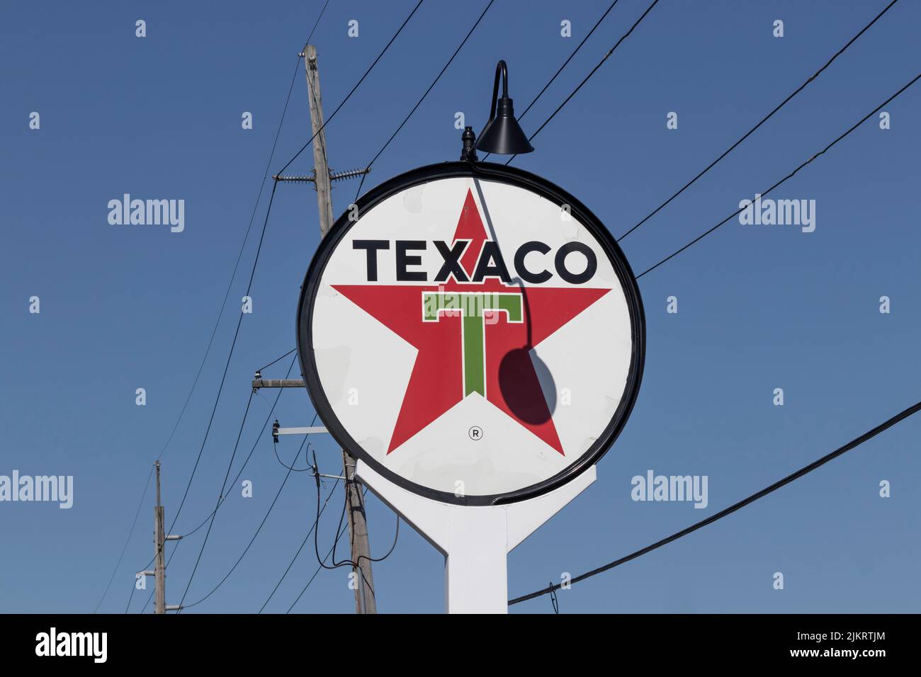 Merrillville - ca. Juli 2022: Texaco Tankstelle Legacy Signage. Texaco ist eine Ölmarke, die sich im Besitz der Chevron Corporation befindet und von ihr betrieben wird. Stockfoto Merrillville - ca. Juli 2022: Texaco Tankstelle Legacy Signage. Texaco ist eine Ölmarke, die sich im Besitz der Chevron Corporation befindet und von ihr betrieben wird. Stockfoto