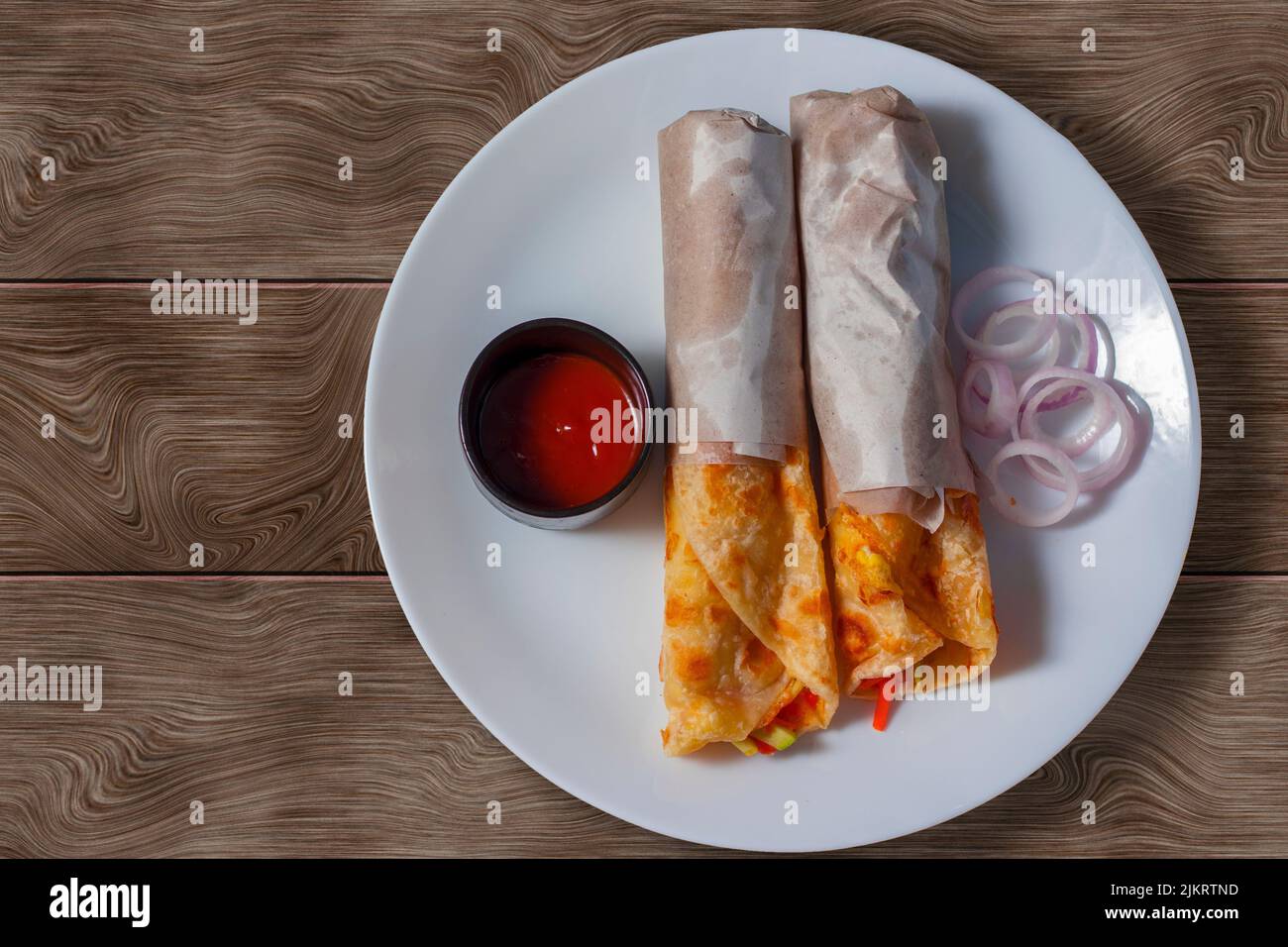 Köstliches indisches Street Food, „Eierbrötchen“, ist fertig zum Essen. Stockfoto