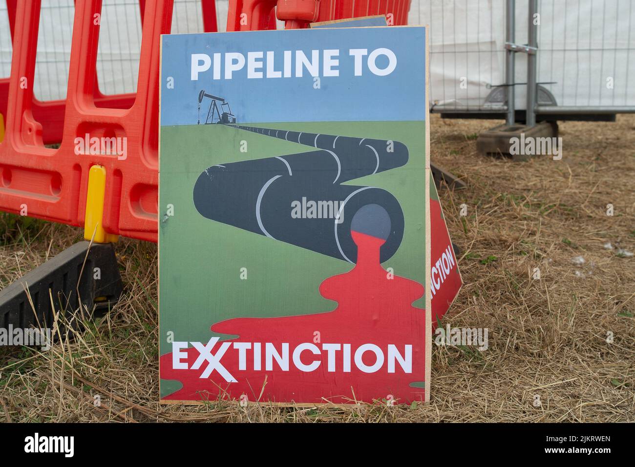 CHERTSEY, Surrey, Großbritannien. 3.. August 2022. Ein erfahrener Klimaaktivist, bekannt als Digger, gräbt derzeit einen Tunnel in Chertsey an Land, wo ExxonMobil eine neue Flugkraftstoff-Pipeline nach London Heathrow baut. Die Stop the Pipeline to Exxtinction-Gruppe fordert keine neuen Investitionen oder Erweiterungen in die Infrastruktur fossiler Brennstoffe. Quelle: Maureen McLean/Alamy Live News Stockfoto