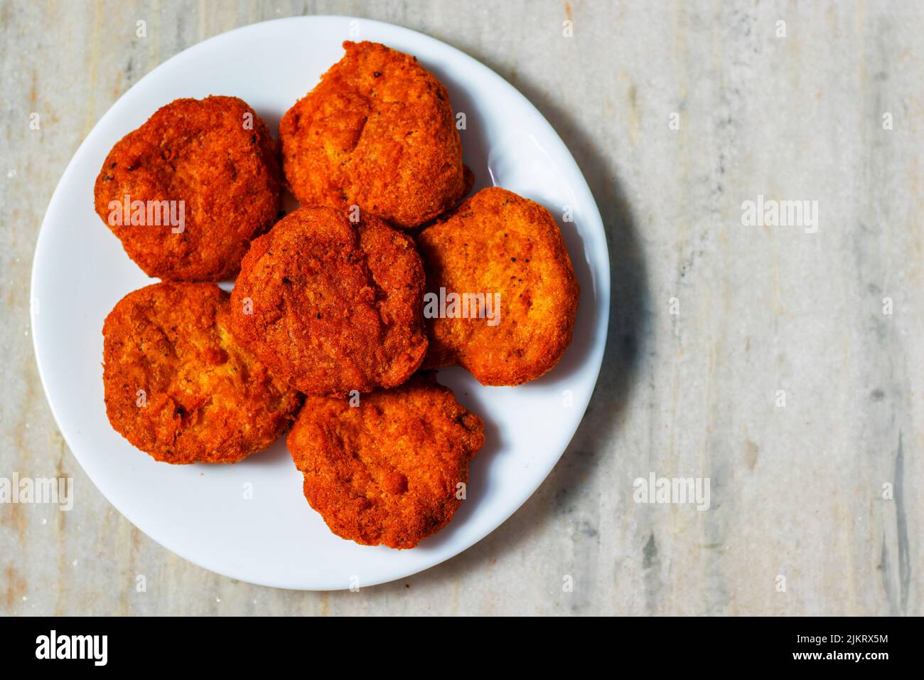Selektiver Fokus von 'Aloo Chop', einem indischen Snack aus Gramm Mehl und Kartoffeln. Stockfoto