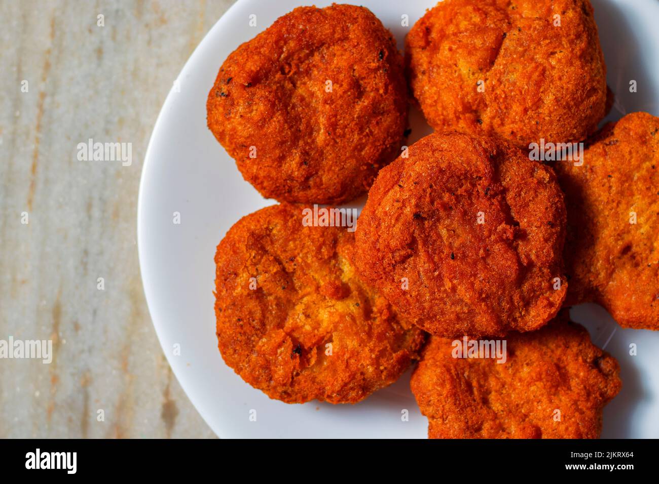 Selektiver Fokus von 'Aloo Chop', einem indischen Snack aus Gramm Mehl und Kartoffeln. Stockfoto