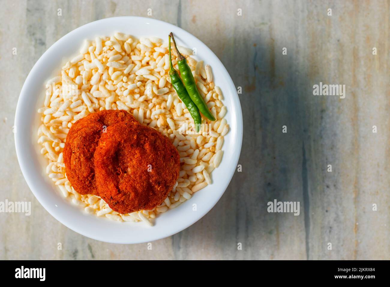 Selektiver Fokus von 'Aloo Chop', einem indischen Snack aus Gramm Mehl und Kartoffeln. Stockfoto
