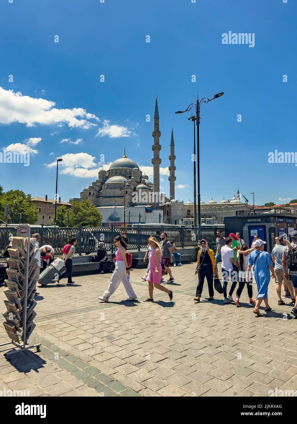 Menschen, die an einem sonnigen Sommertag auf der Galata-Brücke vor der Yeni Cami, der Neuen Moschee, in Eminonu, Sirkeci im alten Istanbuler Stadtbezirk spazieren gehen. Stockfoto