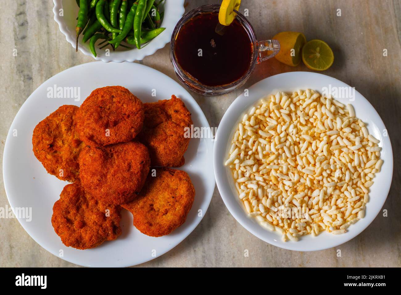 Selektiver Fokus von 'Aloo Chop', einem indischen Snack aus Gramm Mehl und Kartoffeln. Stockfoto