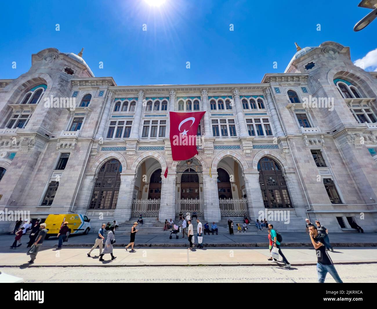 Istanbul, Türkei - 14. Juli 2022: Außenansicht des Großen Postamtes und des ehemaligen Postministeriums des Osmanischen Reiches in Eminonu. Türkische Flagge Stockfoto