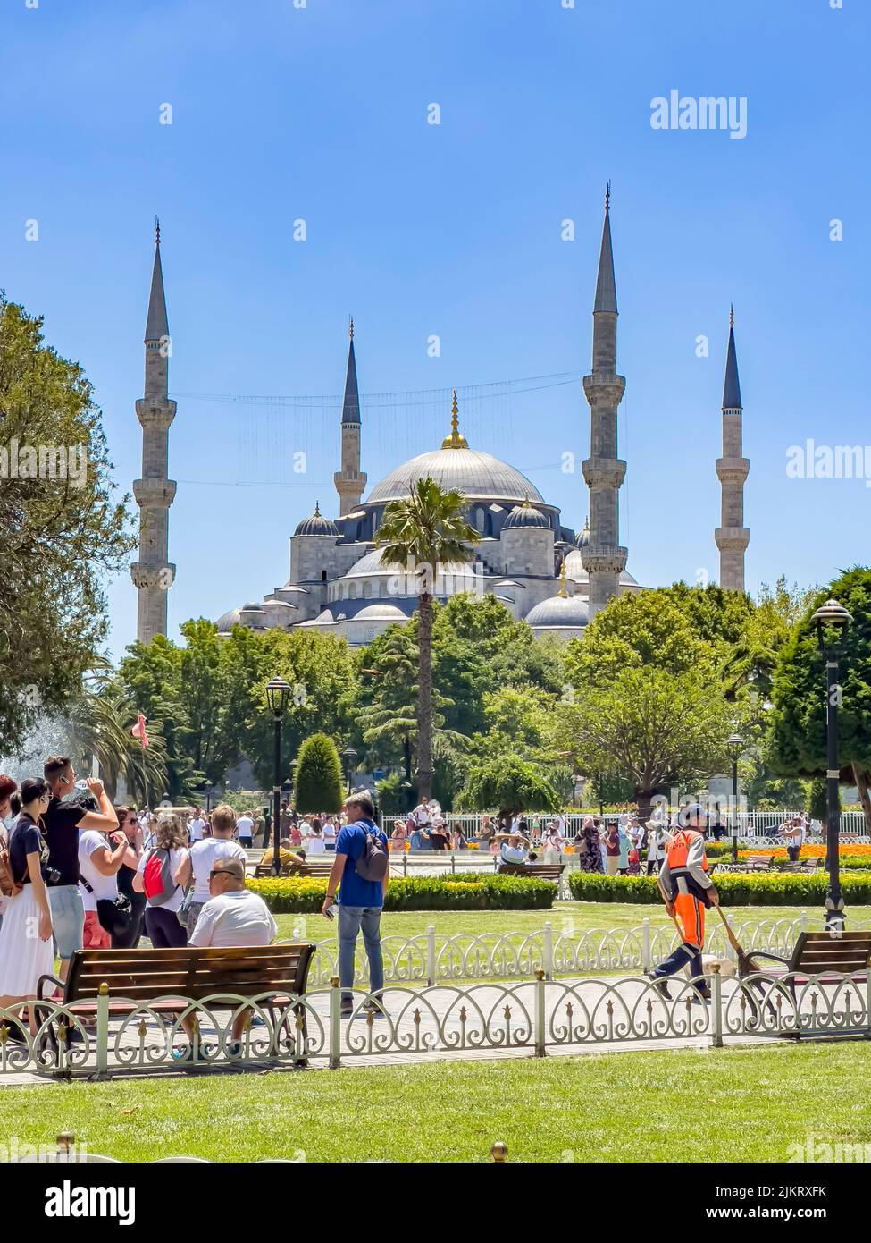 Istanbul, Türkei - 14. Juli 2022: Touristenmassen laufen vor der wunderschönen Sultan Ahmed Moschee, die als die berühmte Blaue Moschee in Istanbul bekannt ist. Stockfoto