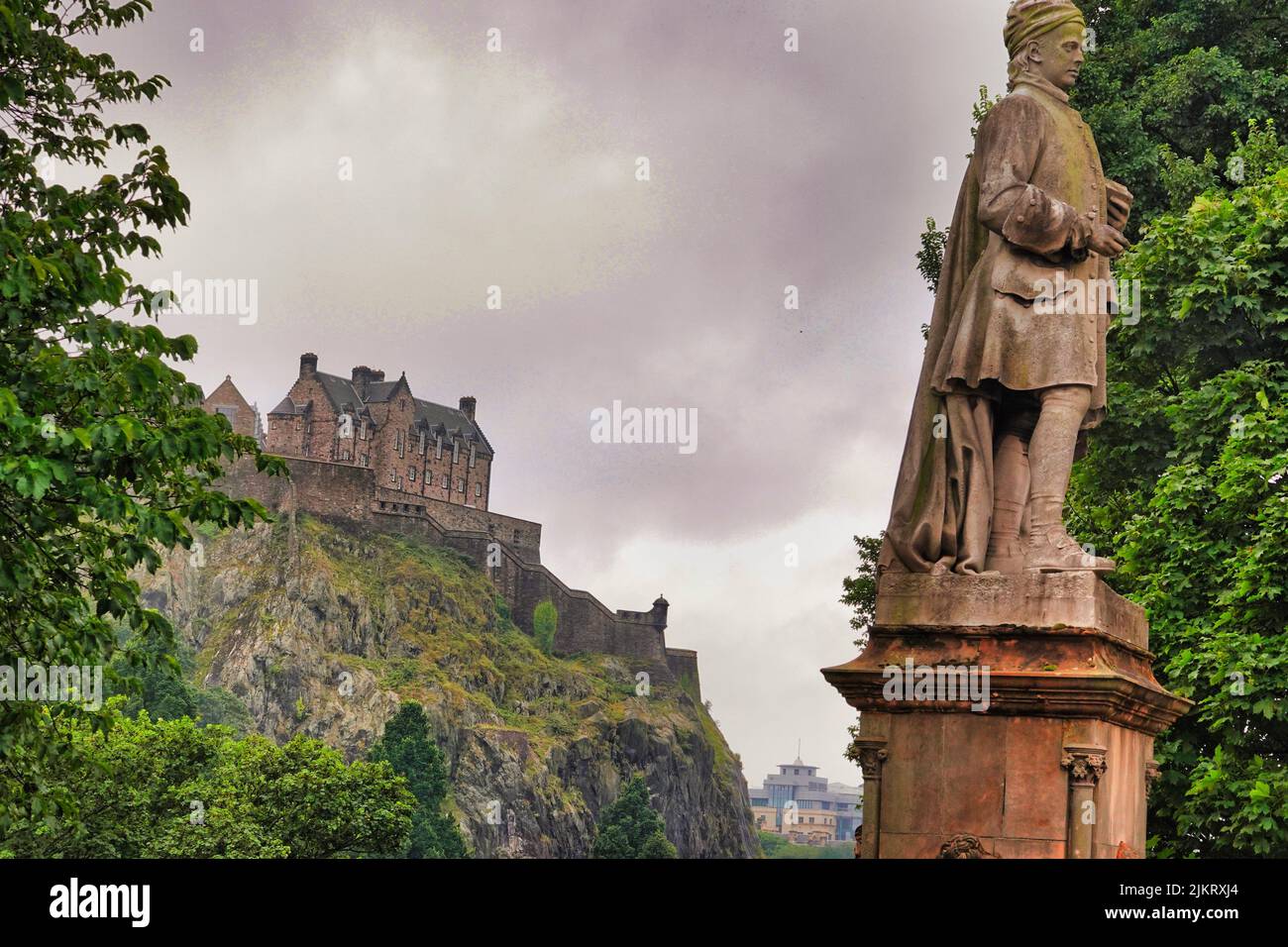 Edinburgh Castle, Edinburgh, Schottland von den Gärten der Princes Street aus gesehen vom Allan Ramsay Monument Stockfoto