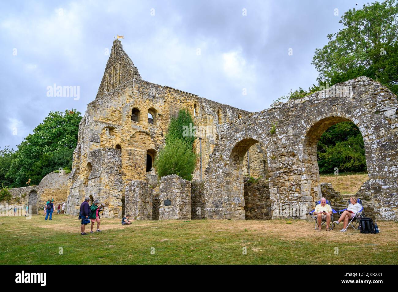 Die Ruinen der Schlafsäle und Latrinenblöcke der Battle Abbey in Battle, East Sussex, England. Stockfoto