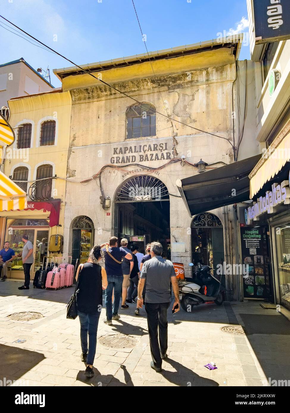 Istanbul, Türkei - 14. Juli 2022: Touristen, Männer und Frauen, Rückansicht, beim Gang in den Großen Basar am Kurkculer-Tor. Außenansicht des Grand Ottoman Stockfoto