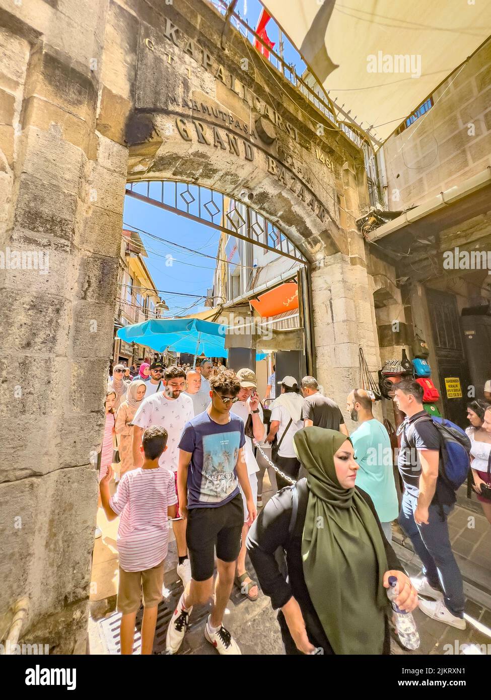 Istanbul, Türkei, 07.14.2022: Großer Basar Mahmutasa Tor Eingang mit massiven Touristenmassen. Der größte, älteste überdachte Markt der Welt. Stockfoto