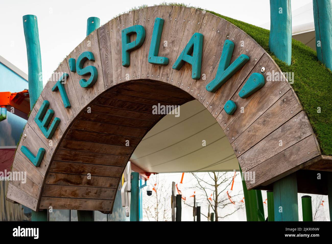 Let's Play Kinderspielplatz Holzeingangsschild. Stockfoto