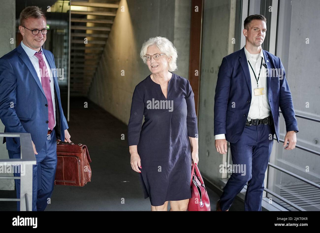 Berlin, Deutschland. 03. August 2022. Bundesverteidigungsministerin Christine Lambrecht (SPD) verlässt die Sondersitzung des Verteidigungsausschusses des Bundestages. Die Themen des Geheimtreffens waren der Krieg in der Ukraine, die Bundeswehr-Mission in Mali und die Lage im Kosovo und in Serbien. Quelle: Kay Nietfeld/dpa/Alamy Live News Stockfoto