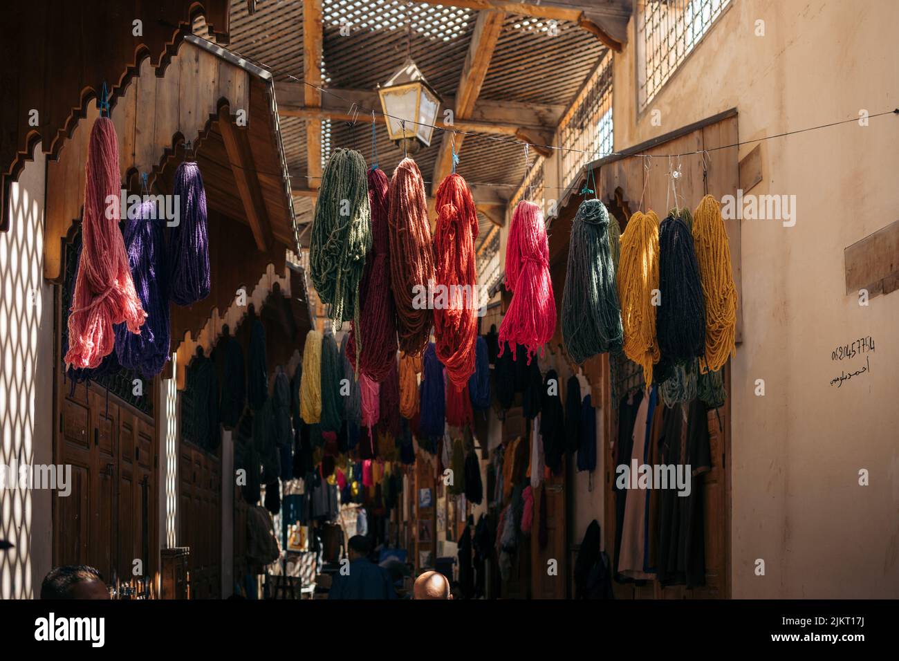 Wolle hängt in einer Medina in Marokko Stockfoto