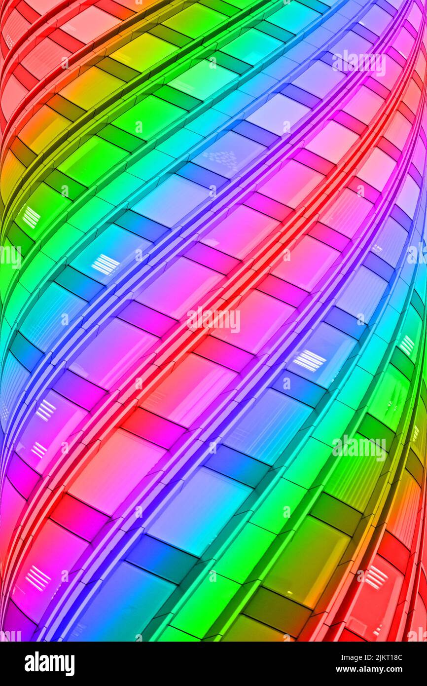 regenbogen verdrehter Pylon Nahaufnahme, moderne Innenausstattung Vielfalt Stockfoto