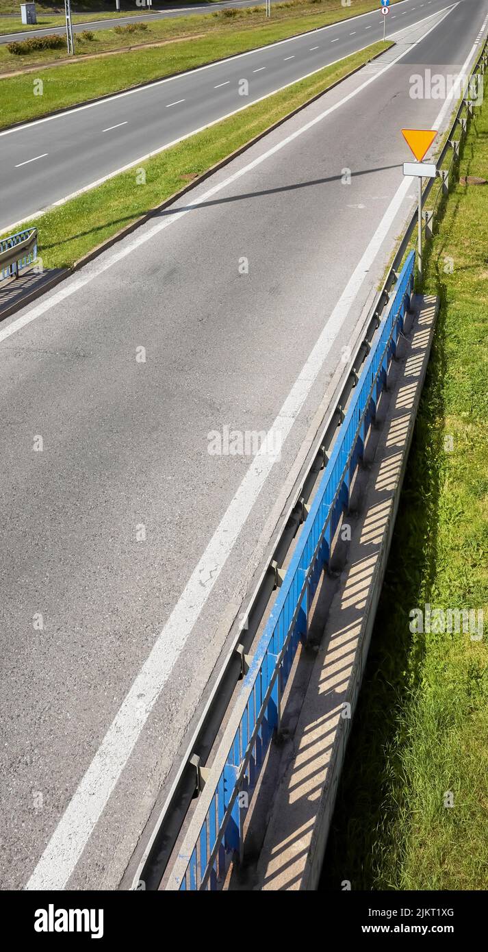 Bild einer Autobahn von oben gesehen. Stockfoto