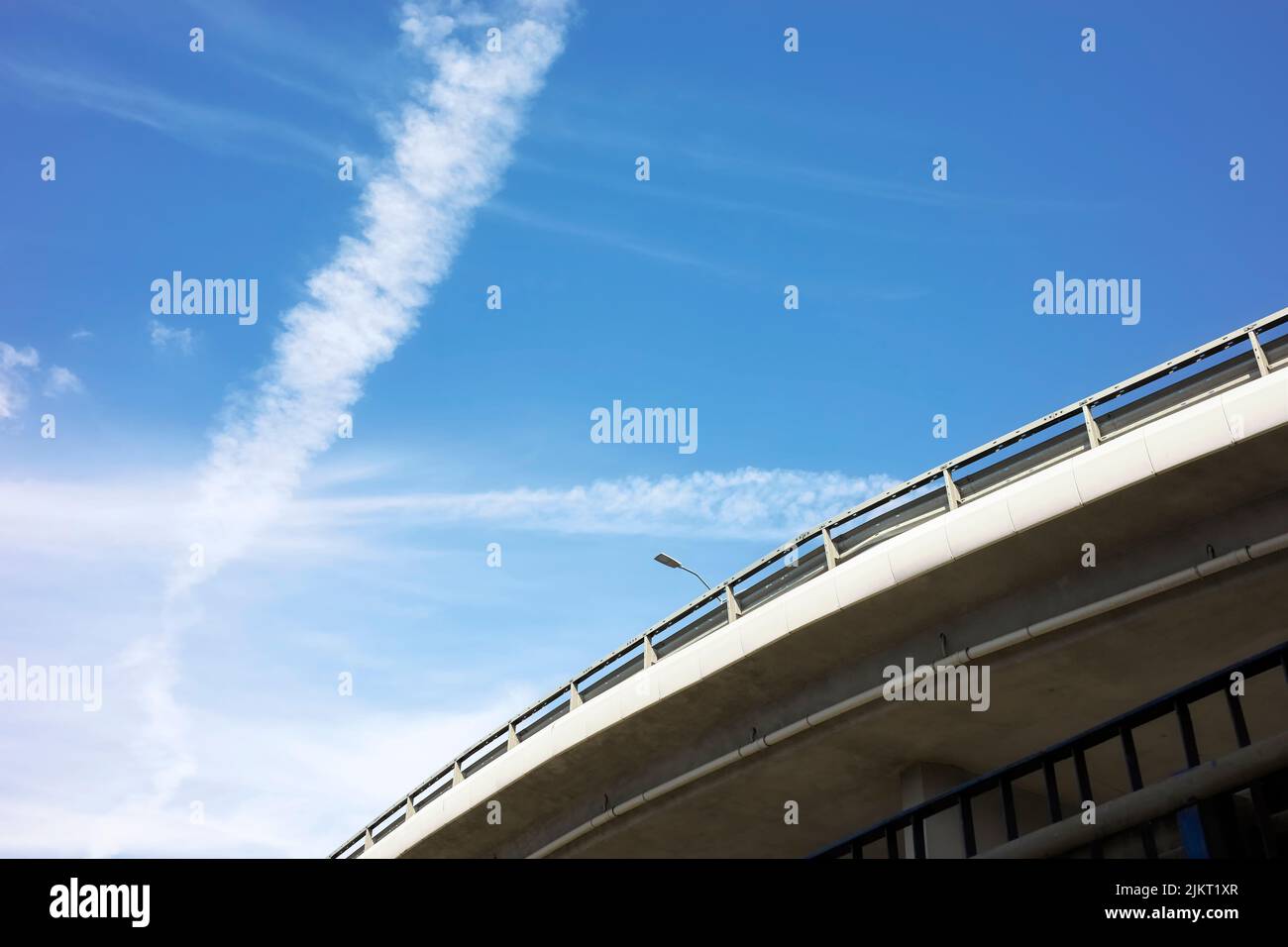 Bild einer Überführung gegen den blauen Himmel. Stockfoto