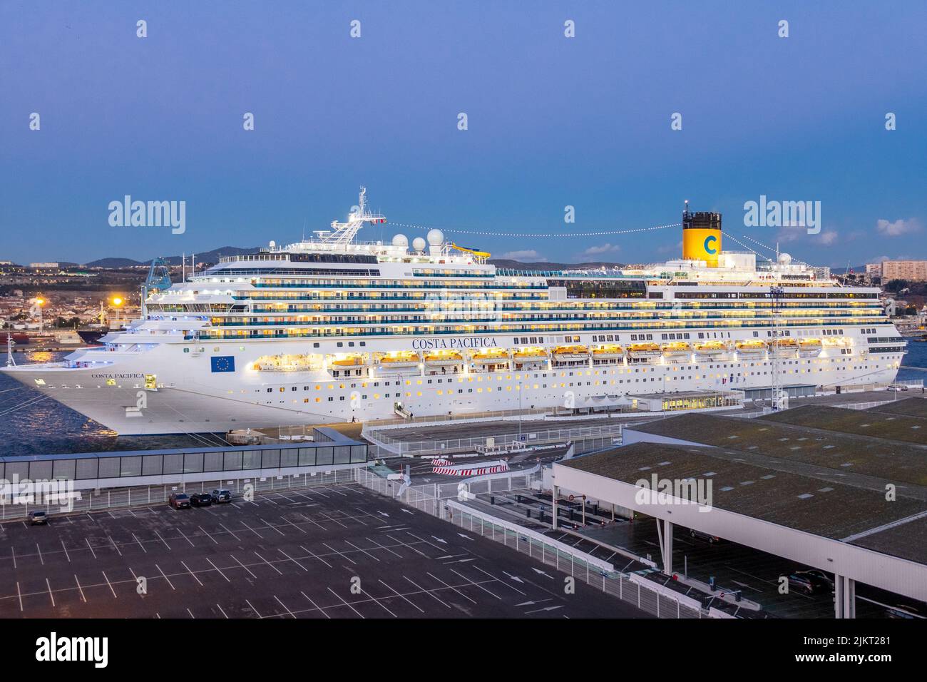 Costa Pacifica Kreuzfahrtschiff Ankunft In Genua Italien Kreuzfahrthafen Bei Nacht Kreuzfahrtschiff Bei Nacht Stockfoto