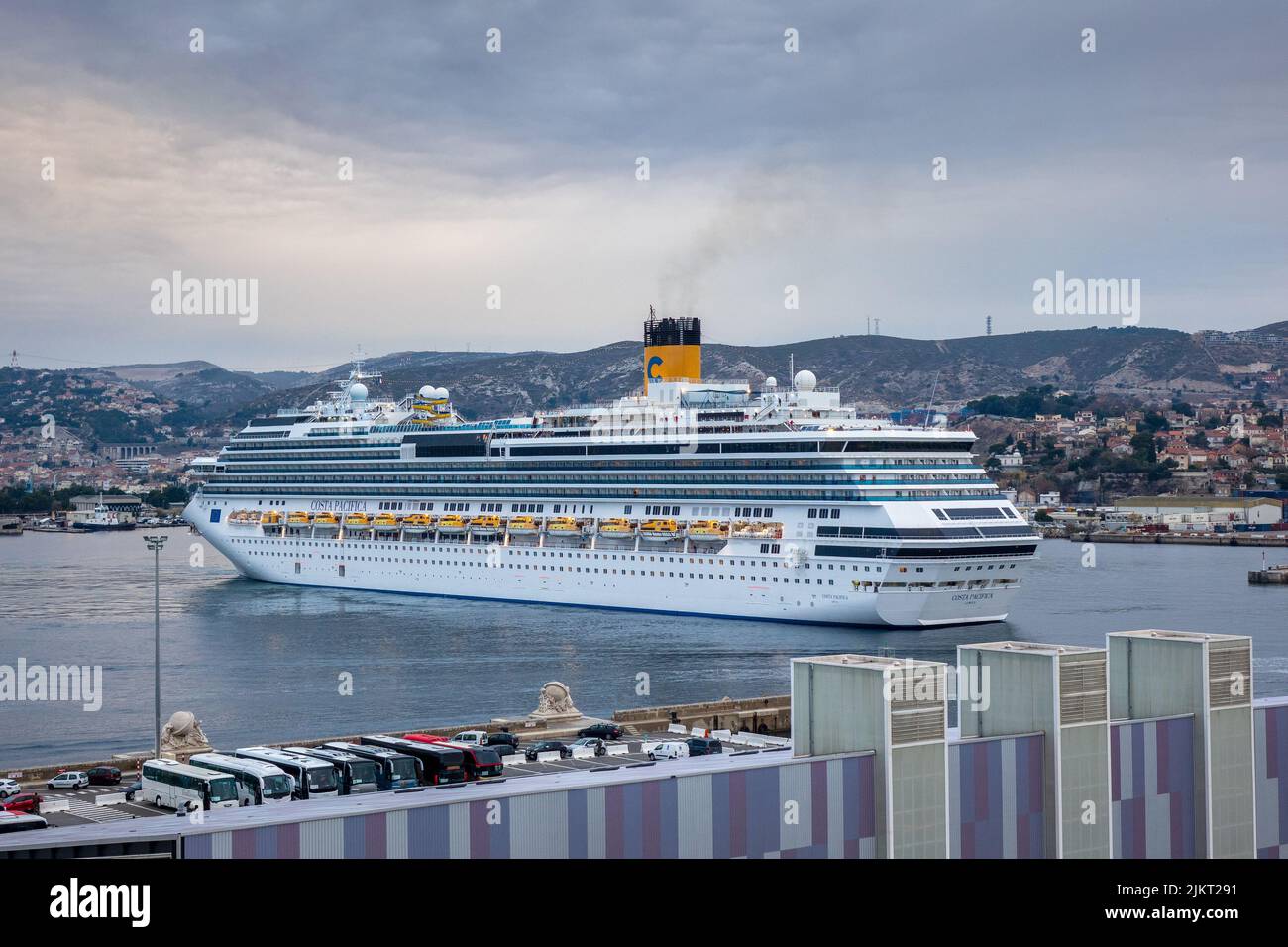 Costa Pacifica Kreuzfahrtschiff Ankunft In Genua Italien Kreuzfahrthafen In Dusk Stockfoto