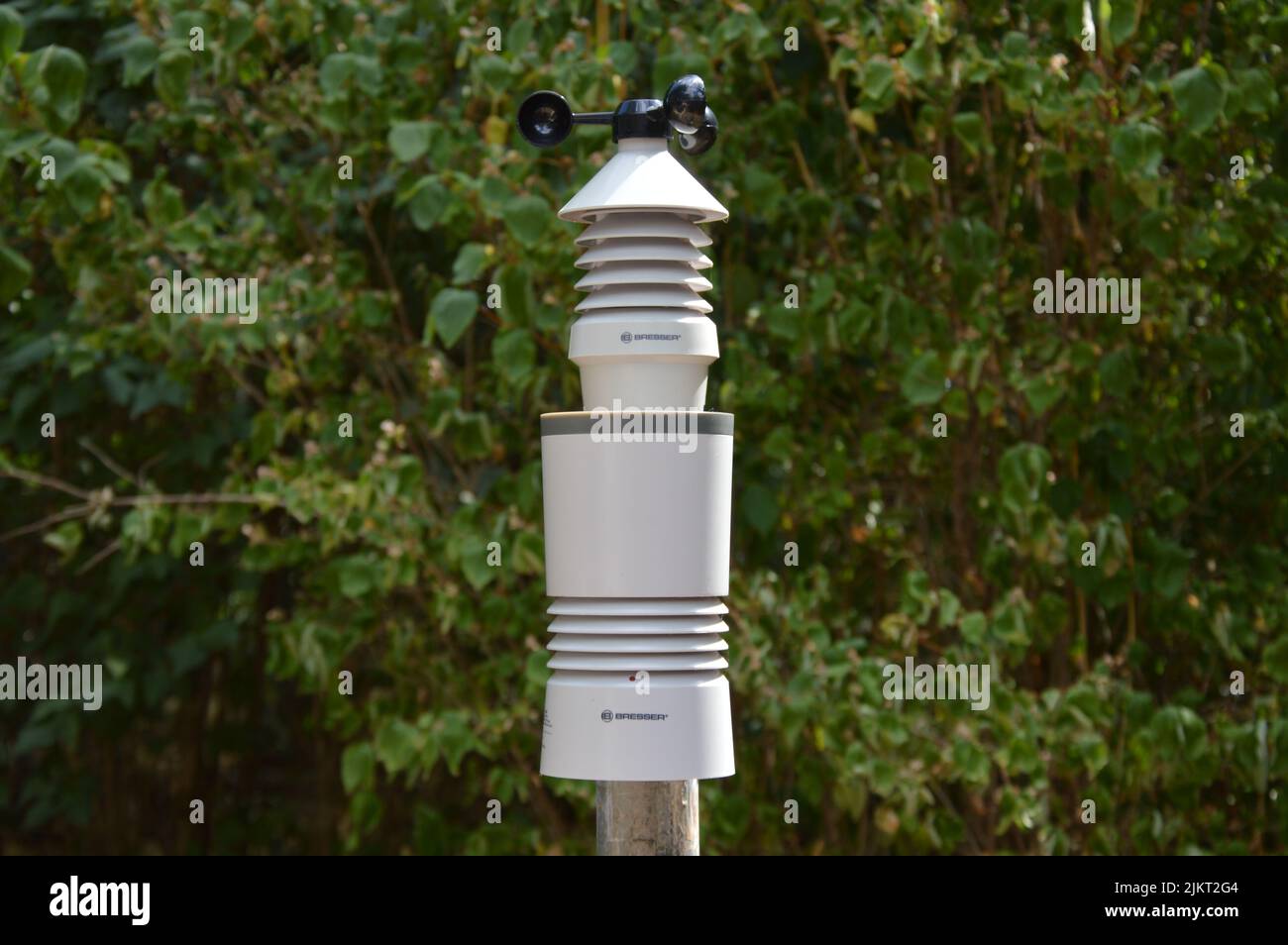 Eine Wetterstation im Garten Stockfoto