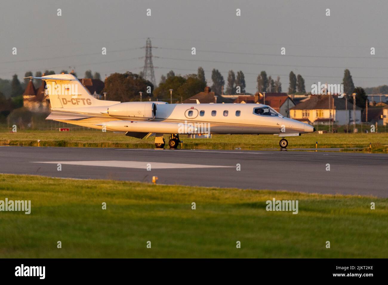 Gates Learjet 35A Privatjet D-CFTG der Quick Air Jet Charter GmbH nach der Landung am Londoner Southend Airport, Essex, Großbritannien. Schein des Sonnenuntergangs Stockfoto