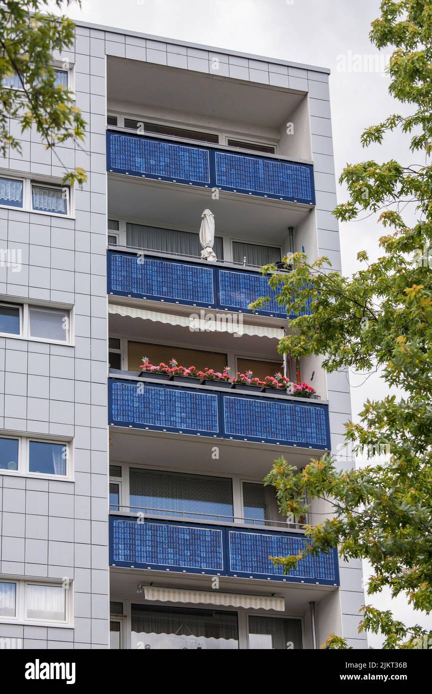 Sonnenenergie-Wohnanlage in Köln-Bocklemuend, Photovoltaik-Anlage, Solarmodule an den Balkonbalustraden, Köln, Deutschland. Solarsiedlung in K Stockfoto