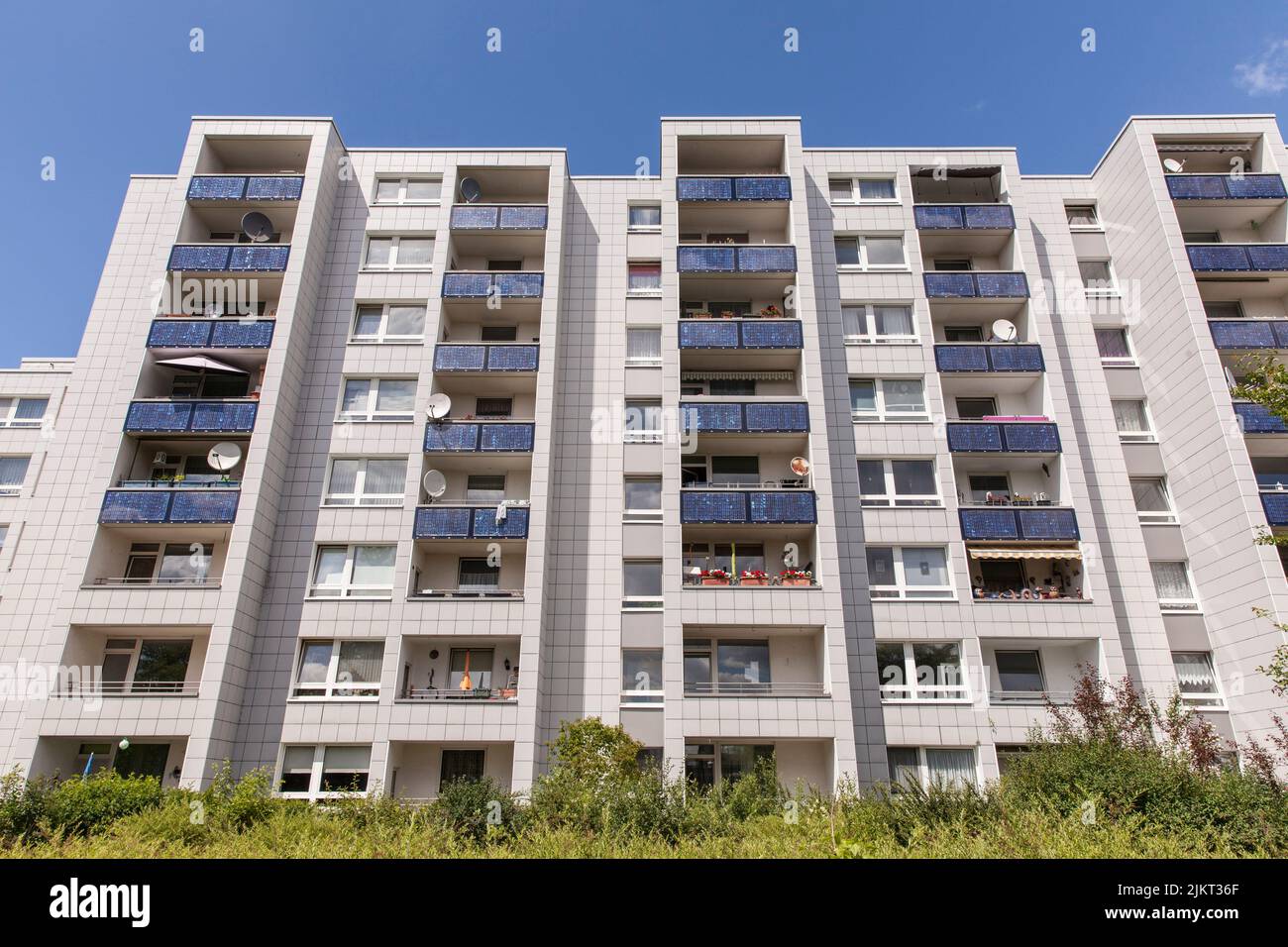 Sonnenenergie-Wohnanlage in Köln-Bocklemuend, Photovoltaik-Anlage, Solarmodule an den Balkonbalustraden, Köln, Deutschland. Solarsiedlung in K Stockfoto