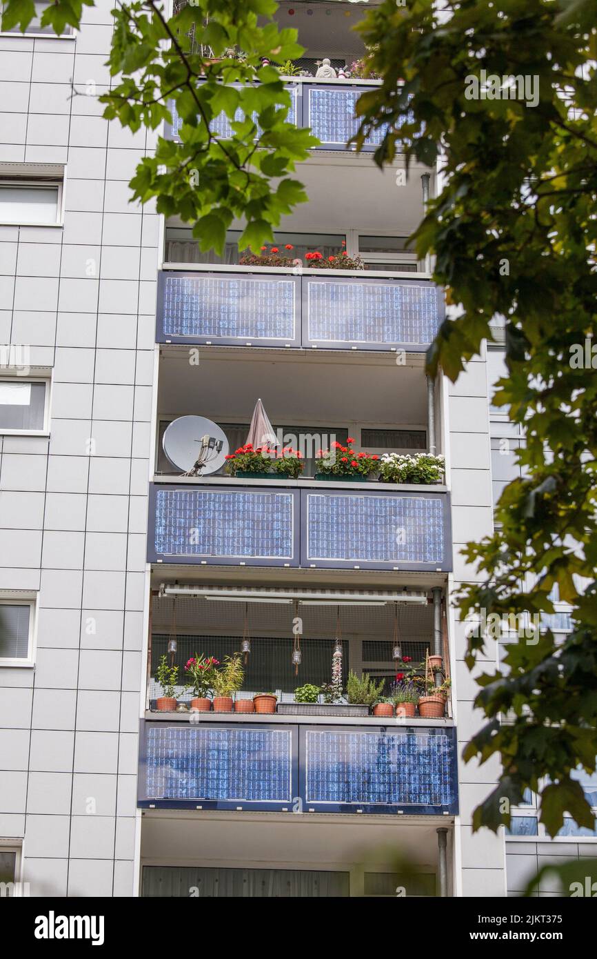 Sonnenenergie-Wohnanlage in Köln-Bocklemuend, Photovoltaik-Anlage, Solarmodule an den Balkonbalustraden, Köln, Deutschland. Solarsiedlung in K Stockfoto
