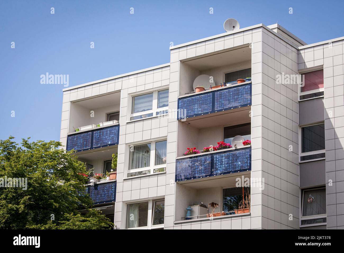 Sonnenenergie-Wohnanlage in Köln-Bocklemuend, Photovoltaik-Anlage, Solarmodule an den Balkonbalustraden, Köln, Deutschland. Solarsiedlung in K Stockfoto