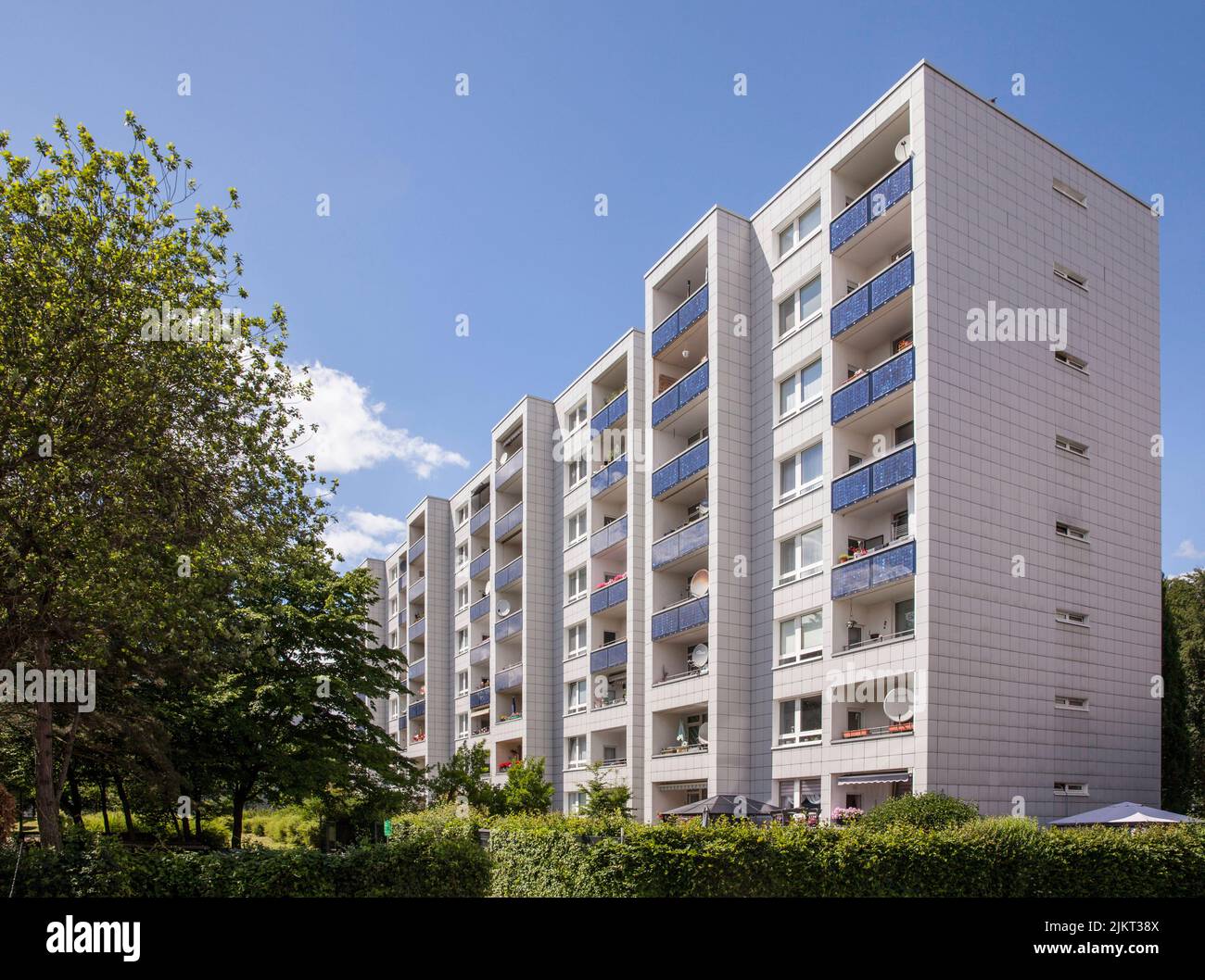 Sonnenenergie-Wohnanlage in Köln-Bocklemuend, Photovoltaik-Anlage, Solarmodule an den Balkonbalustraden, Köln, Deutschland. Solarsiedlung in K Stockfoto