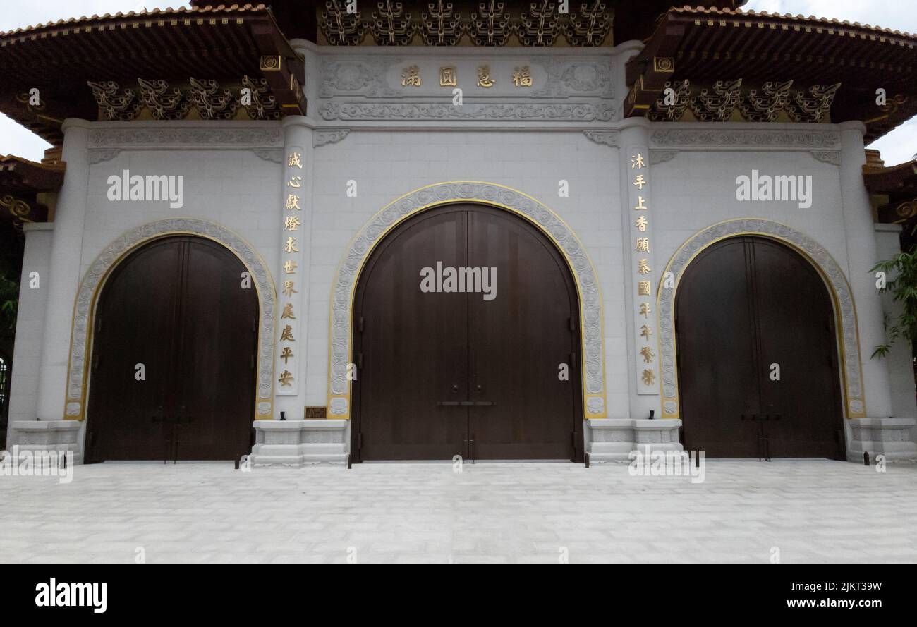 Vordertor von Fo Guang Shan Thaihua. Taiwanesischer Tempel in Bangkok. Stockfoto