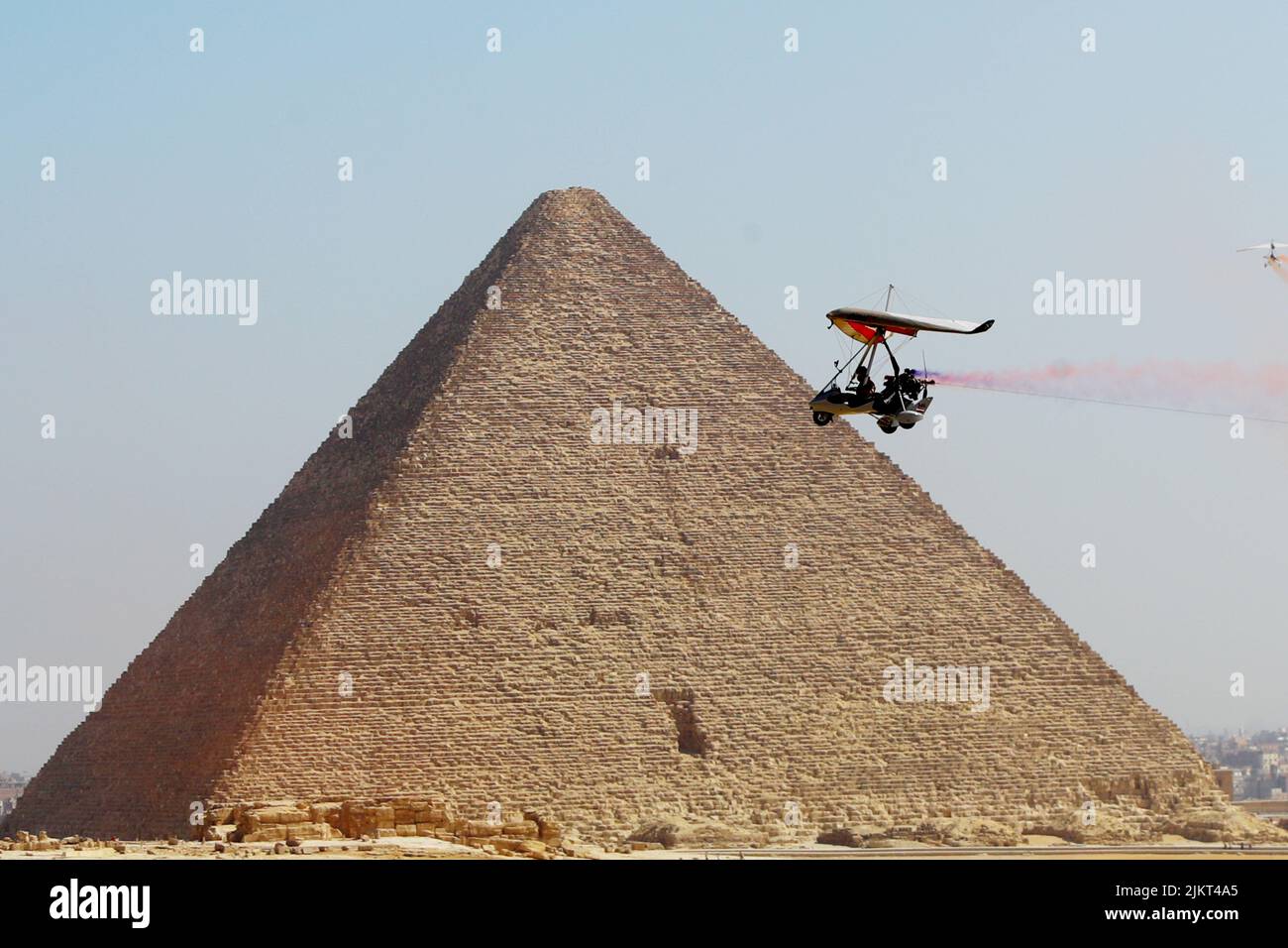 Kairo, Ägypten. 3. August 2022. Ein Flugzeug führt Kunstflug während der Pyramids Air Show 2022 am malerischen Ort der Pyramiden von Gizeh, Ägypten, am 3. August 2022 durch. Quelle: Ahmed Gomaa/Xinhua/Alamy Live News Stockfoto