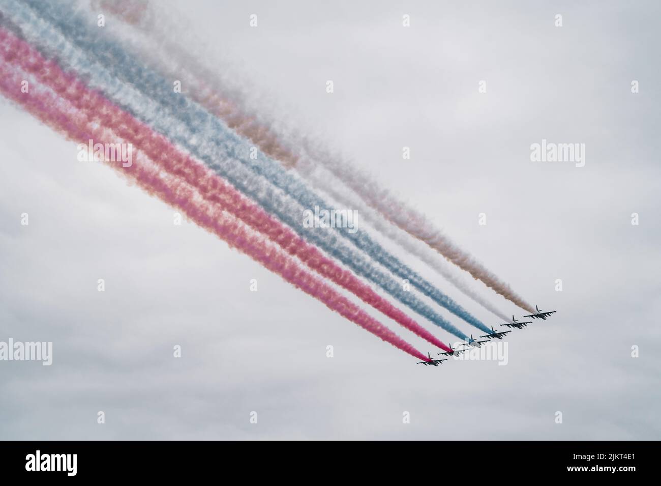 Flugzeuge der russischen Luftwaffe malen die Farben der russischen Flagge in den Himmel auf St. Petersburg während der Feier des Tages der Marine Stockfoto