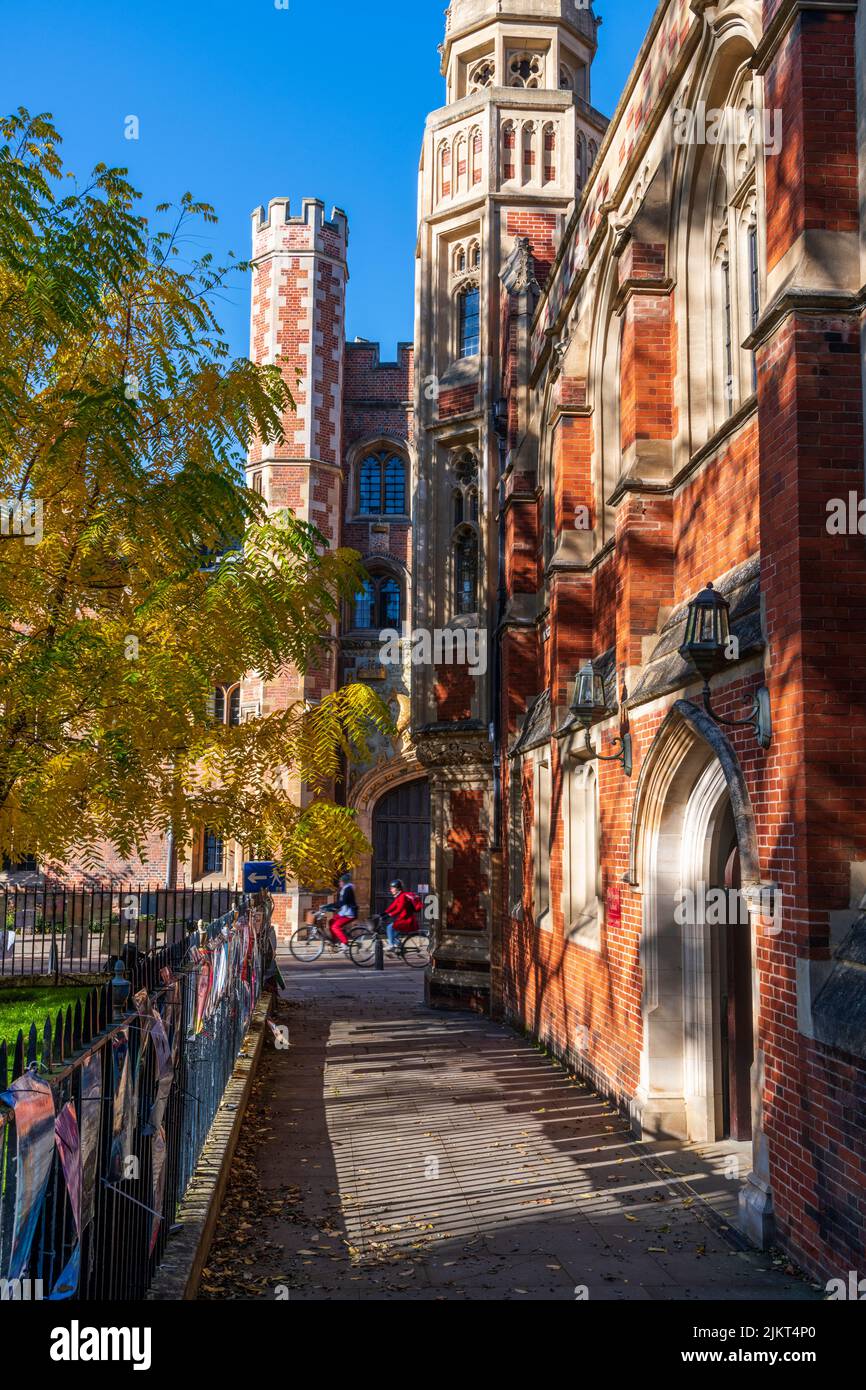 Großbritannien, England, Cambridge, University of Cambridge, St. John's College, Great Gate und Old Divinity School auf der rechten Seite Stockfoto