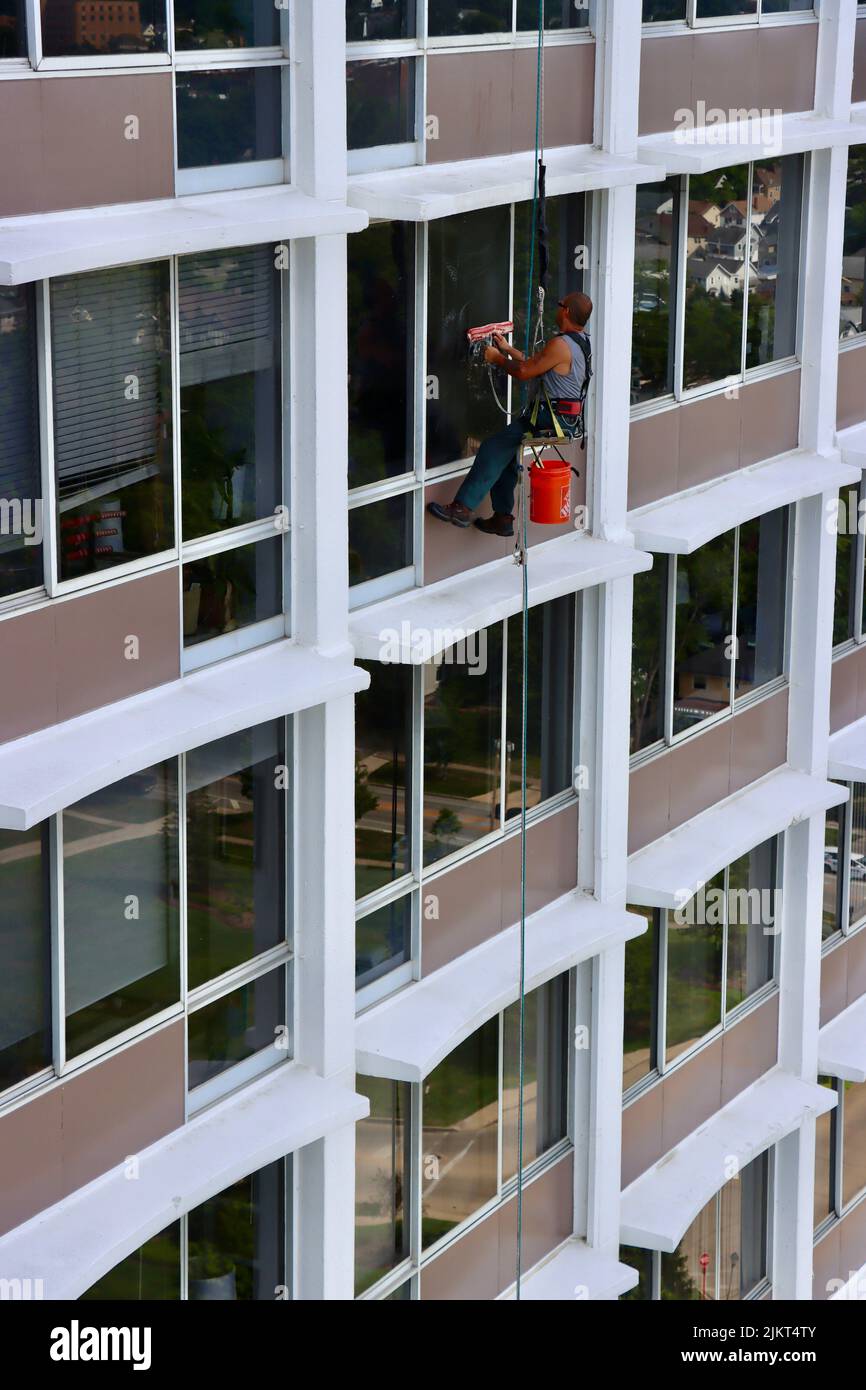 Fensterputzer hängt am 30-stöckigen Gebäude im Nordosten von Ohio im August 3. 2022 an Seilen Stockfoto