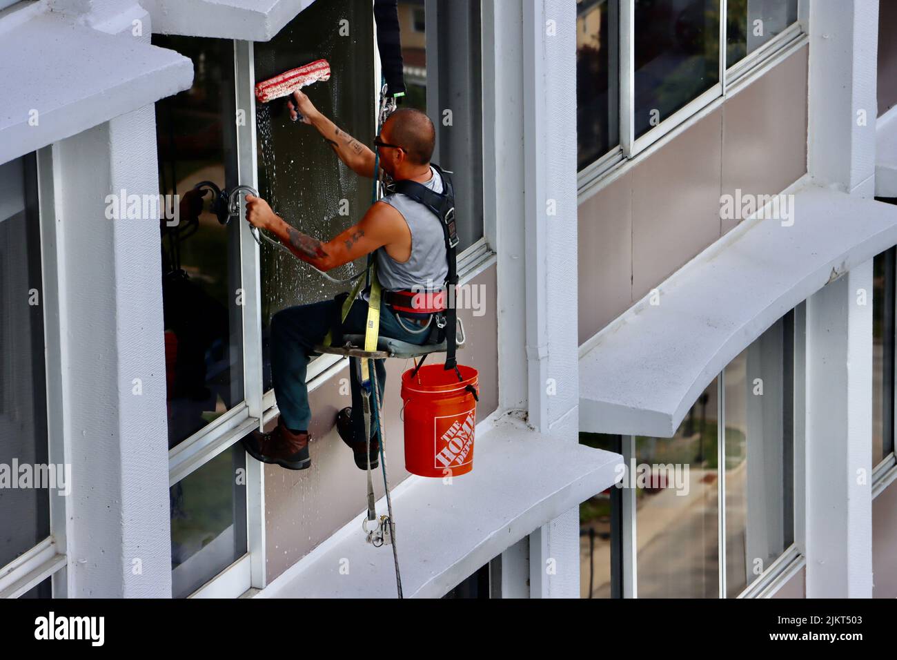 Fensterputzer hängt am 30-stöckigen Gebäude im Nordosten von Ohio im August 3. 2022 an Seilen Stockfoto