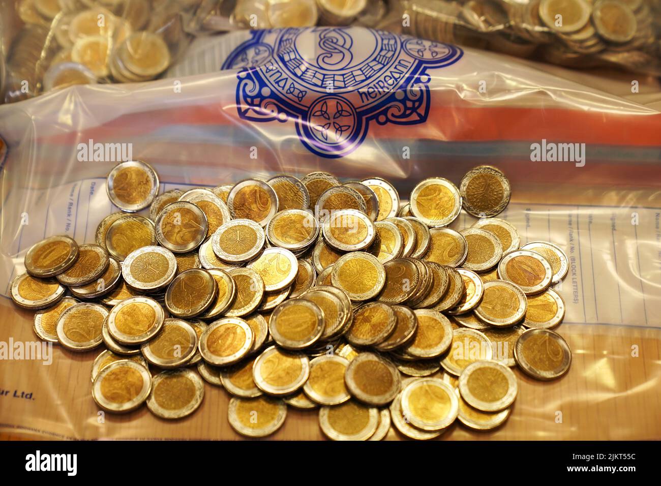 Einige der gefälschten €2 Münzen, die von einem Garda Síochána beschlagnahmt wurden, sind im Bahnhof Clontarf Garda in Dublin ausgestellt. Beamte des Bezirks Raheny Garda haben eine Untersuchung über den mutmaßlichen Umlauf gefälschter zwei-Euro-Münzen eingeleitet und Ende Juli eine Reihe von Durchsuchungen durchgeführt. Bei diesen Durchsuchungen wurden Münzen mit einem scheinbaren Nennwert von 2.920 Euro beschlagnahmt. Bilddatum: Mittwoch, 3. August 2022. Stockfoto