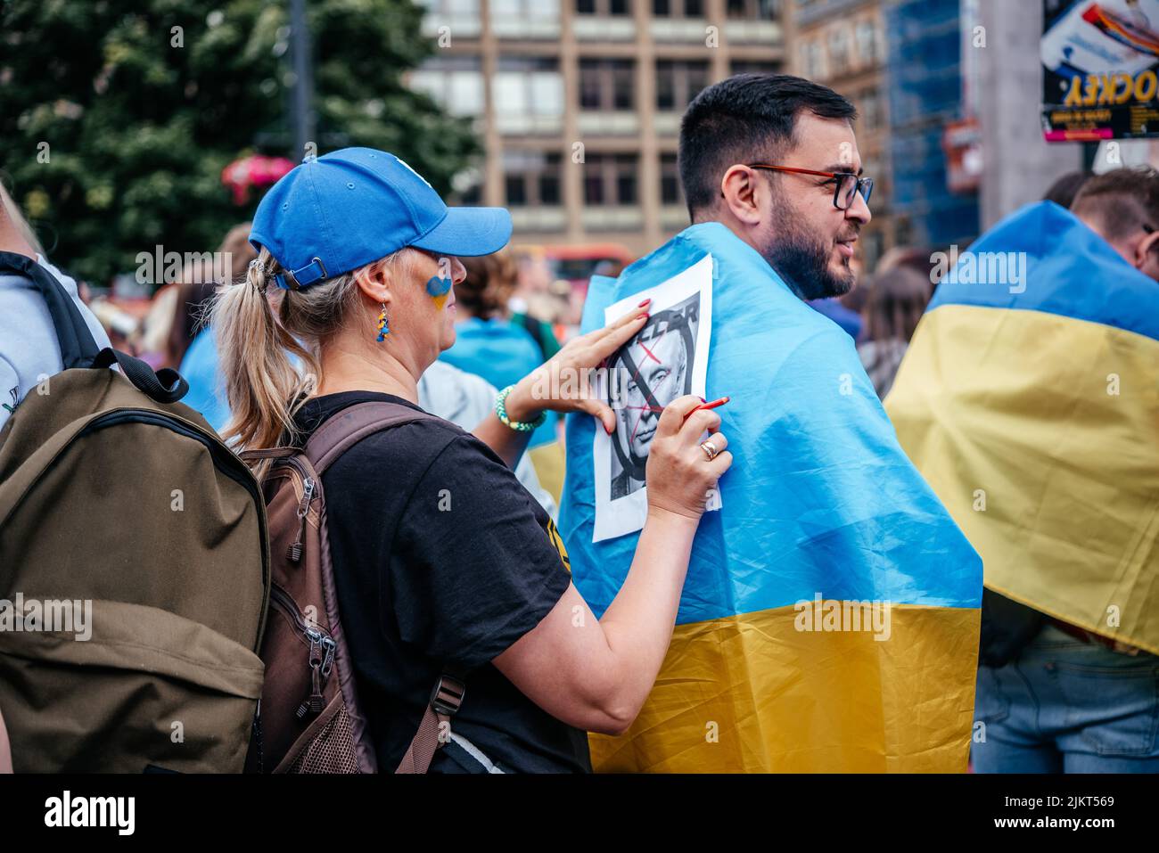 Glasgow, Scotalnd - 30. Juli 2022 Anti-Russland-Protest mit Teilnehmern, die Russland als terroristischen Staat anerkannt werden, Krieg in der Ukraine Stockfoto