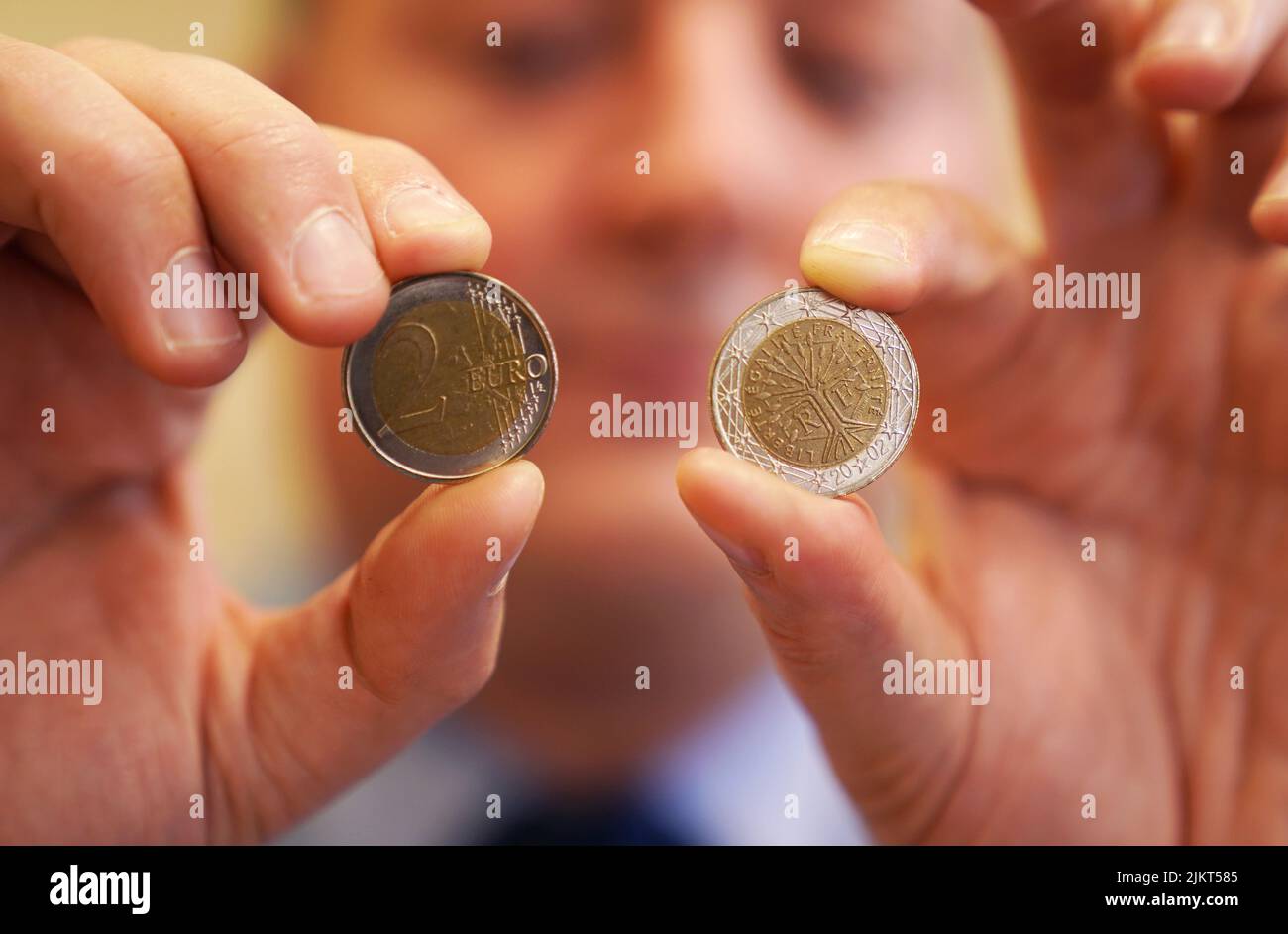 Inspektor Sean Earley zeigt gefälschte €2-Münzen am Bahnhof Clontarf Garda in Dublin. Beamte des Bezirks Raheny Garda haben eine Untersuchung über den mutmaßlichen Umlauf gefälschter zwei-Euro-Münzen eingeleitet und Ende Juli eine Reihe von Durchsuchungen durchgeführt. Bei diesen Durchsuchungen wurden Münzen mit einem scheinbaren Nennwert von 2.920 Euro beschlagnahmt. Bilddatum: Mittwoch, 3. August 2022. Stockfoto