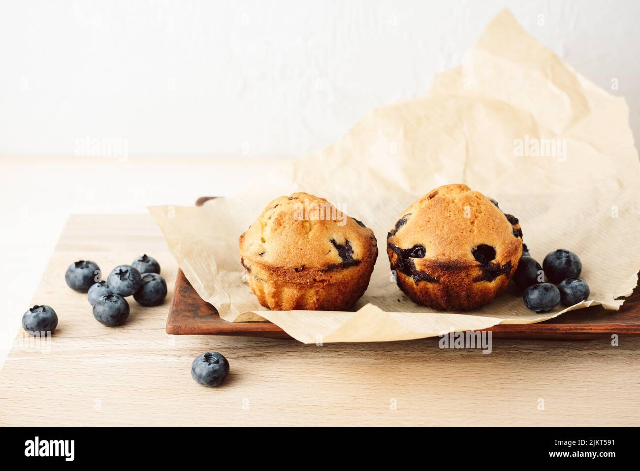 Zwei Mini-Kuchen mit Heidelbeeren auf einem Tablett Stockfoto