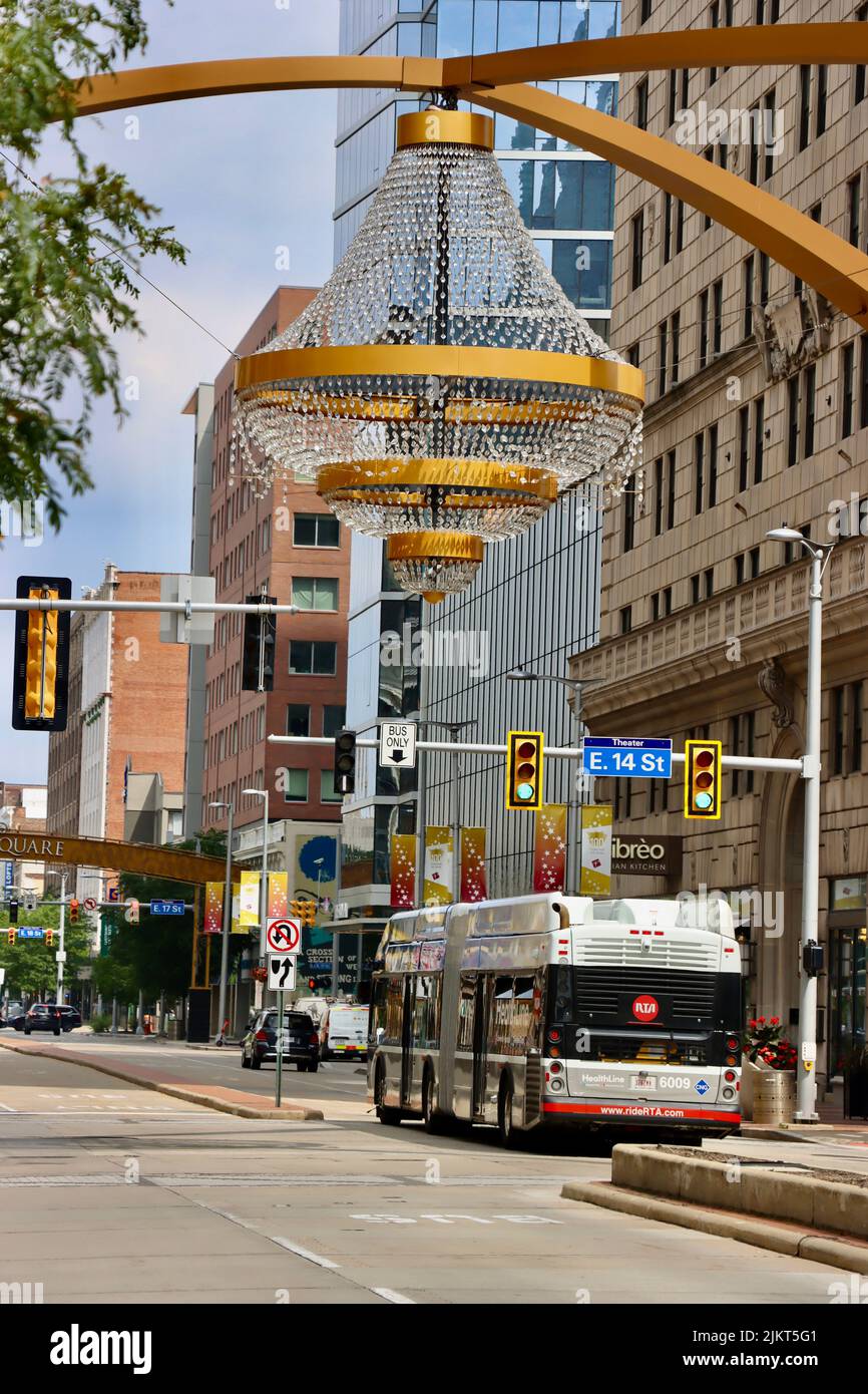 GE Chandelier - der größte Kronleuchter im Freien in Nordamerika auf dem Playhouse Square an der Kreuzung der E 14. Street und der Euclid Avenue in Cleveland Stockfoto