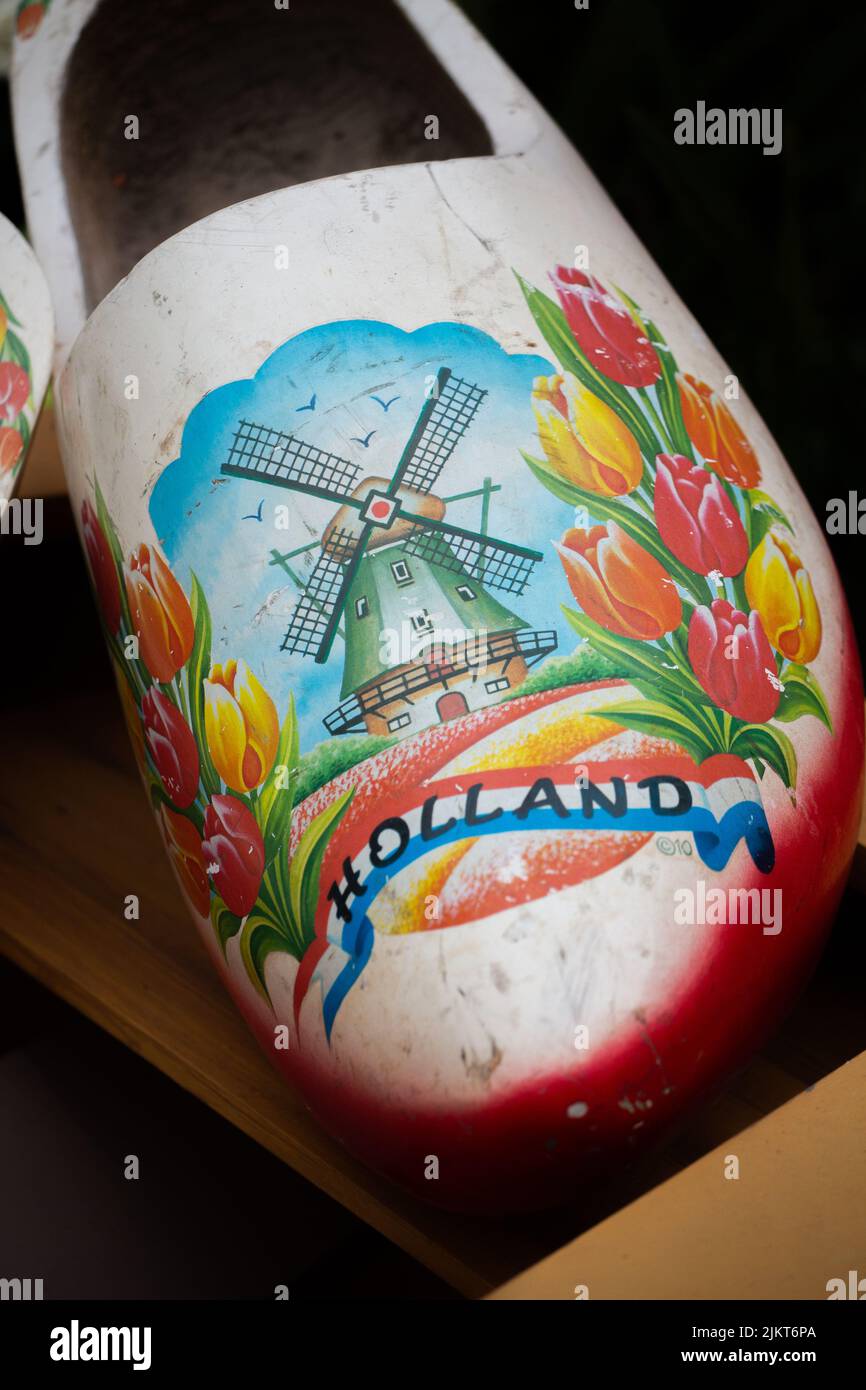 Holländisches Clogs-Design. Clogs sind eine Art von Schuhen, die teilweise oder vollständig aus Holz hergestellt werden. Stockfoto