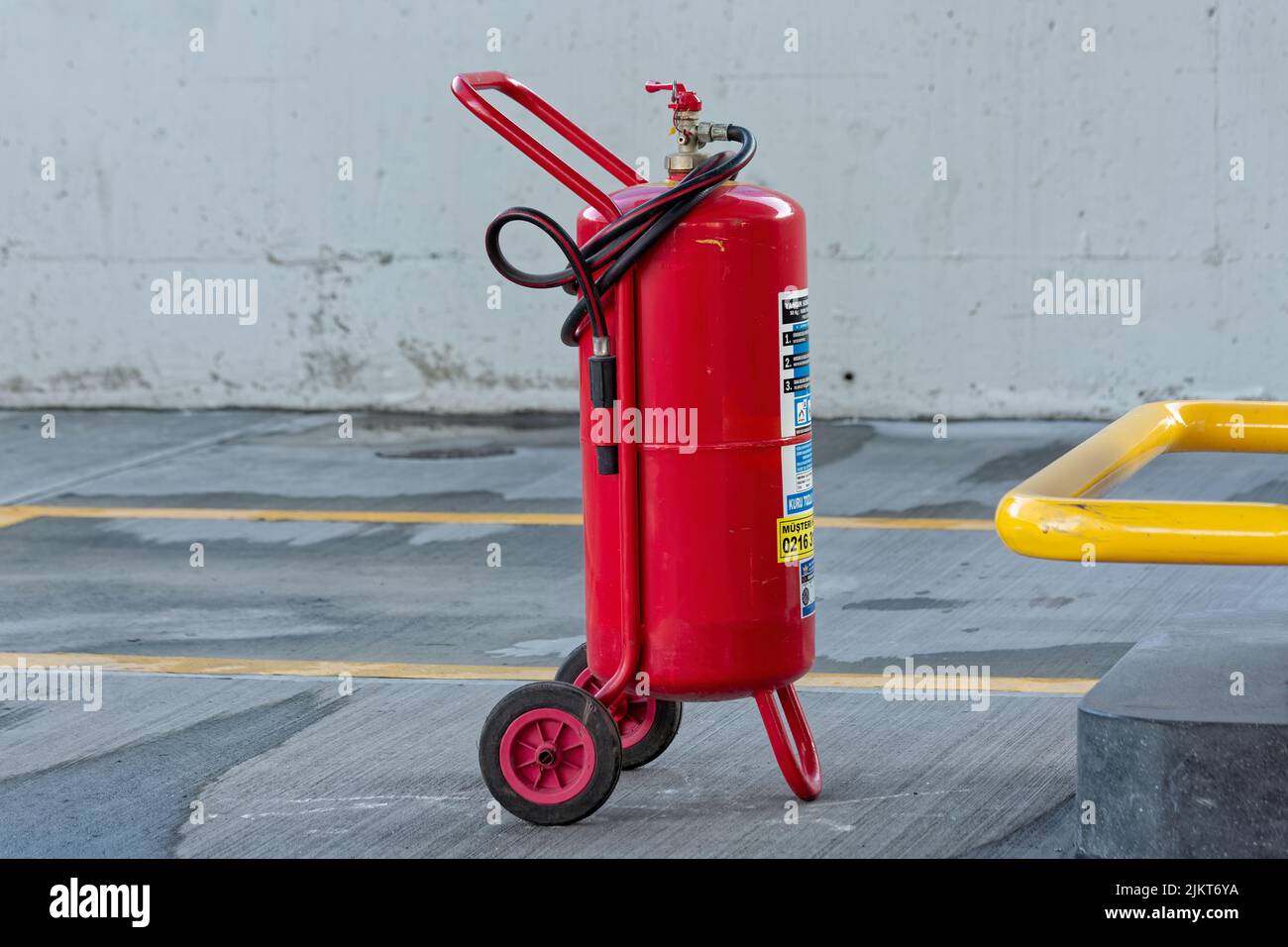 Feuerlöscher im industriellen Maßstab in der Tankstelle. Stockfoto