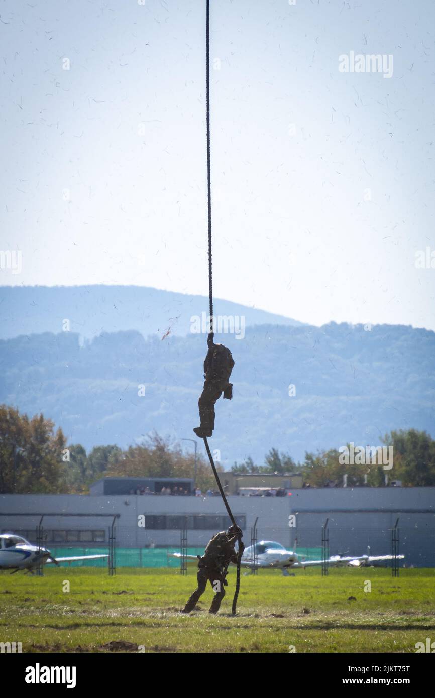 NATO Days, Ostrava, Tschechische Republik. 22.. September 2019: Der tschechische Polizeihubschrauber Bell 412, taktische Polizeieinheiten springen und seilen vom Hubschrauber ab Stockfoto