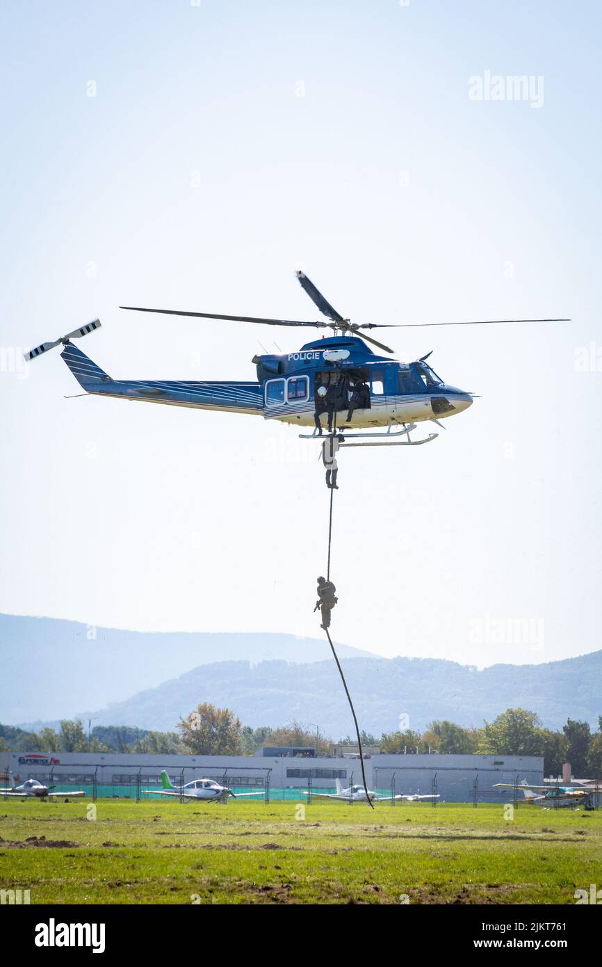 NATO Days, Ostrava, Tschechische Republik. 22.. September 2019: Der tschechische Polizeihubschrauber Bell 412, taktische Polizeieinheiten springen und seilen vom Hubschrauber ab Stockfoto