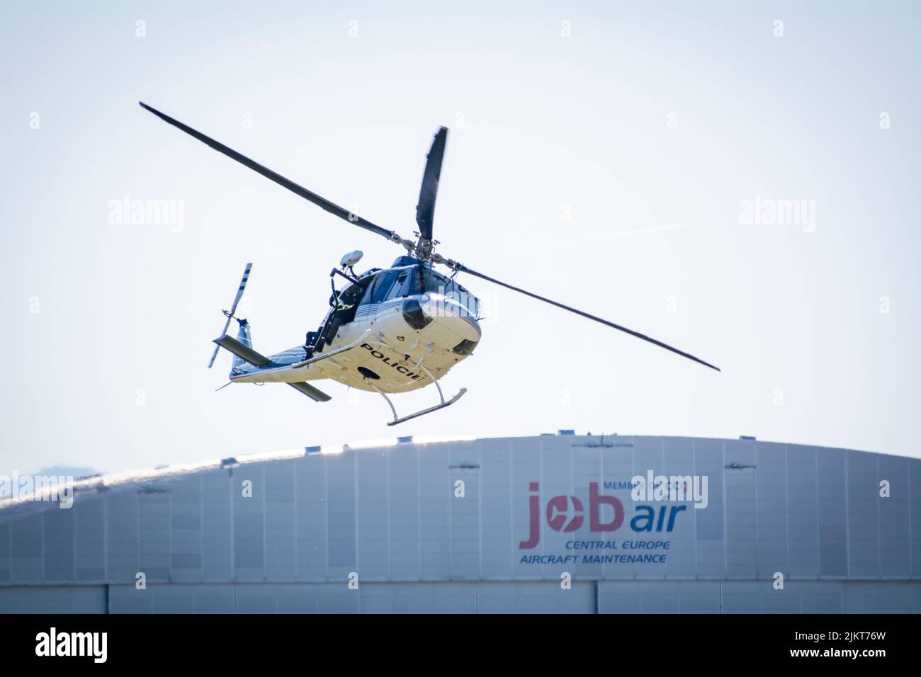 NATO Days, Ostrava, Tschechische Republik. 22.. September 2019: Der tschechische Polizeihubschrauber Bell 412, taktische Polizeieinheiten springen und seilen vom Hubschrauber ab Stockfoto