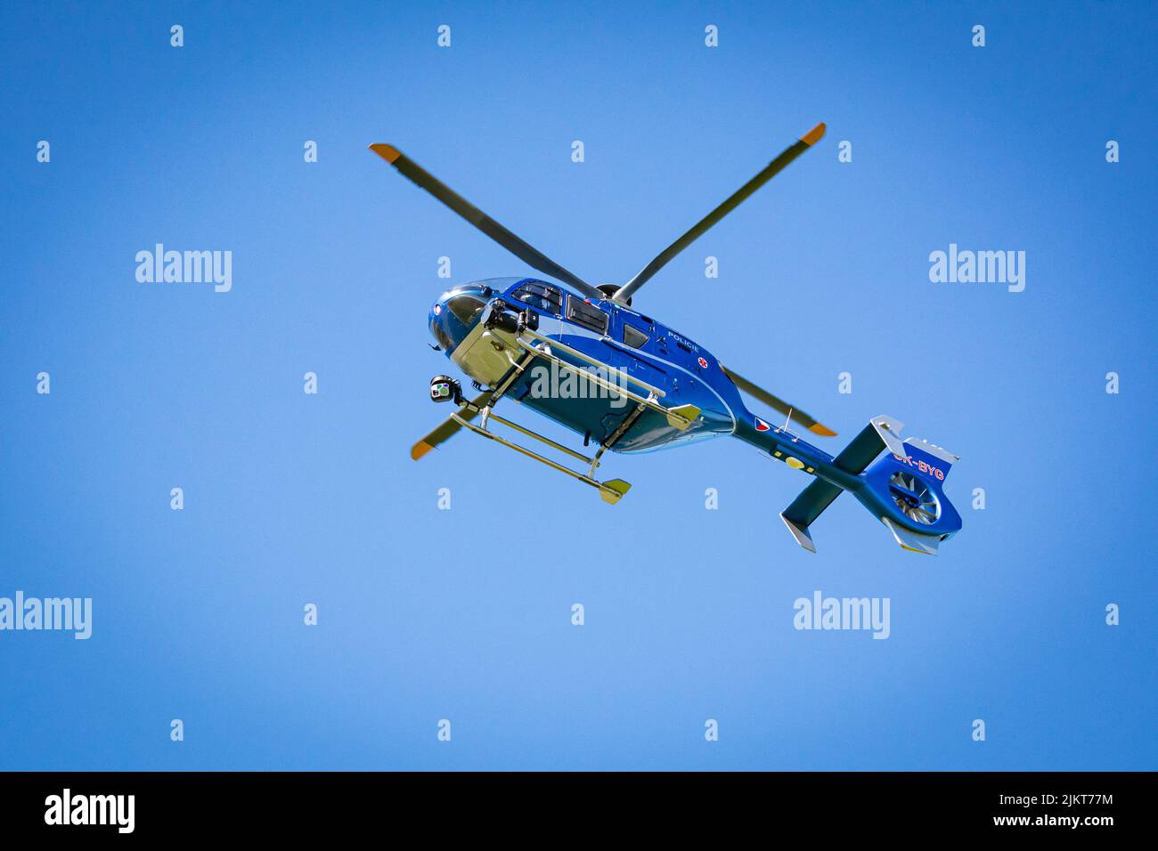 NATO Days, Ostrava, Tschechische Republik. 22.. September 2019: Der tschechische Polizeihubschrauber Bell 412, taktische Polizeieinheiten springen und seilen vom Hubschrauber ab Stockfoto